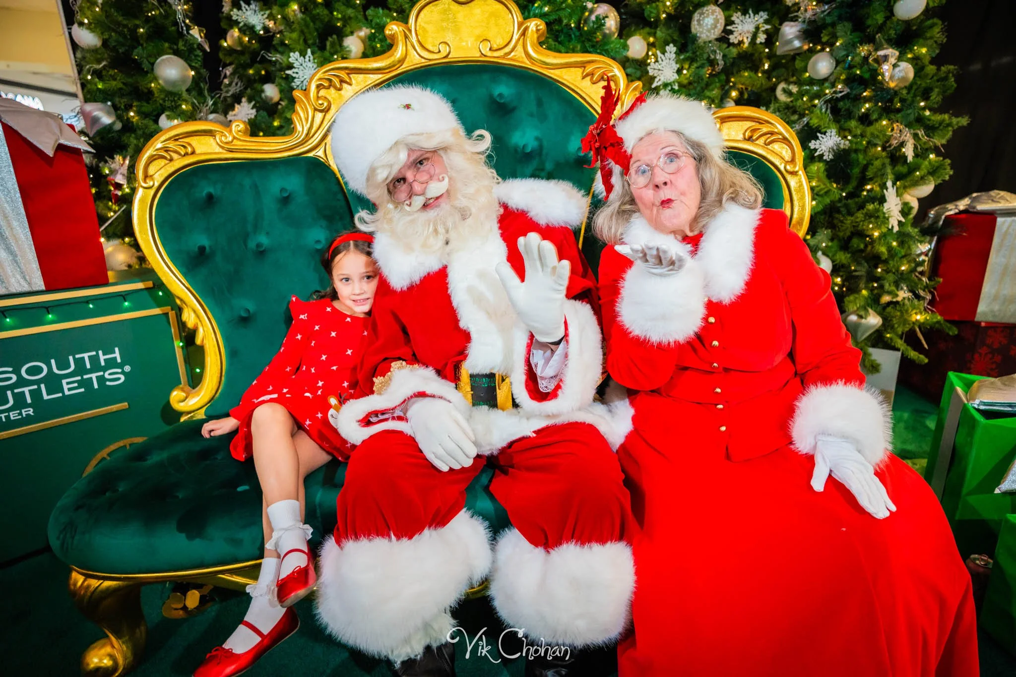 2025-12-10-INTRODeuce-Concierge-Christmas-at-LV-South-Premium-Outlets-2-Vik-Chohan-Photography-Social-Media-VCP-048.jpg