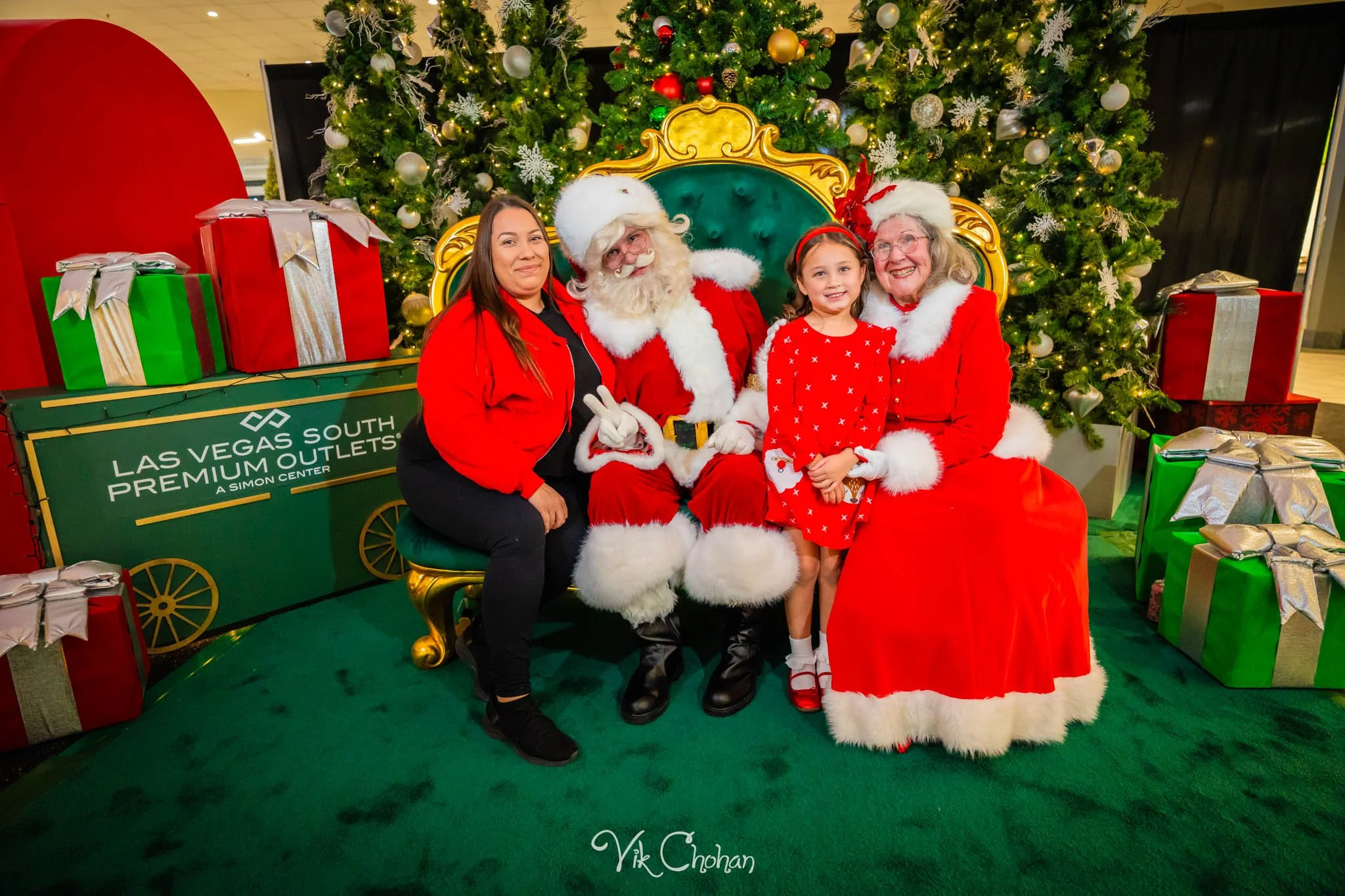 2025-12-10-INTRODeuce-Concierge-Christmas-at-LV-South-Premium-Outlets-2-Vik-Chohan-Photography-Social-Media-VCP-049.jpg