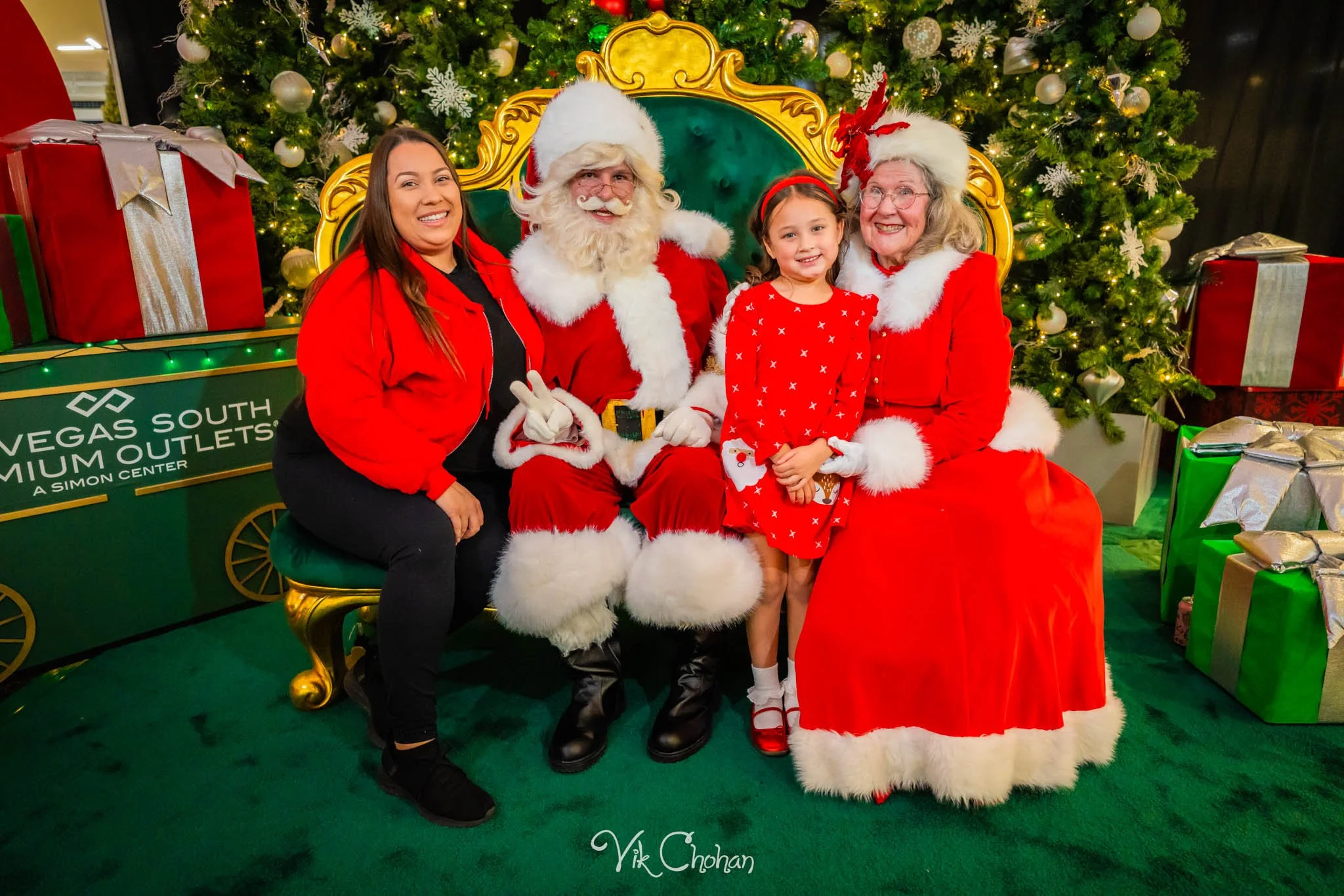 2025-12-10-INTRODeuce-Concierge-Christmas-at-LV-South-Premium-Outlets-2-Vik-Chohan-Photography-Social-Media-VCP-050.jpg