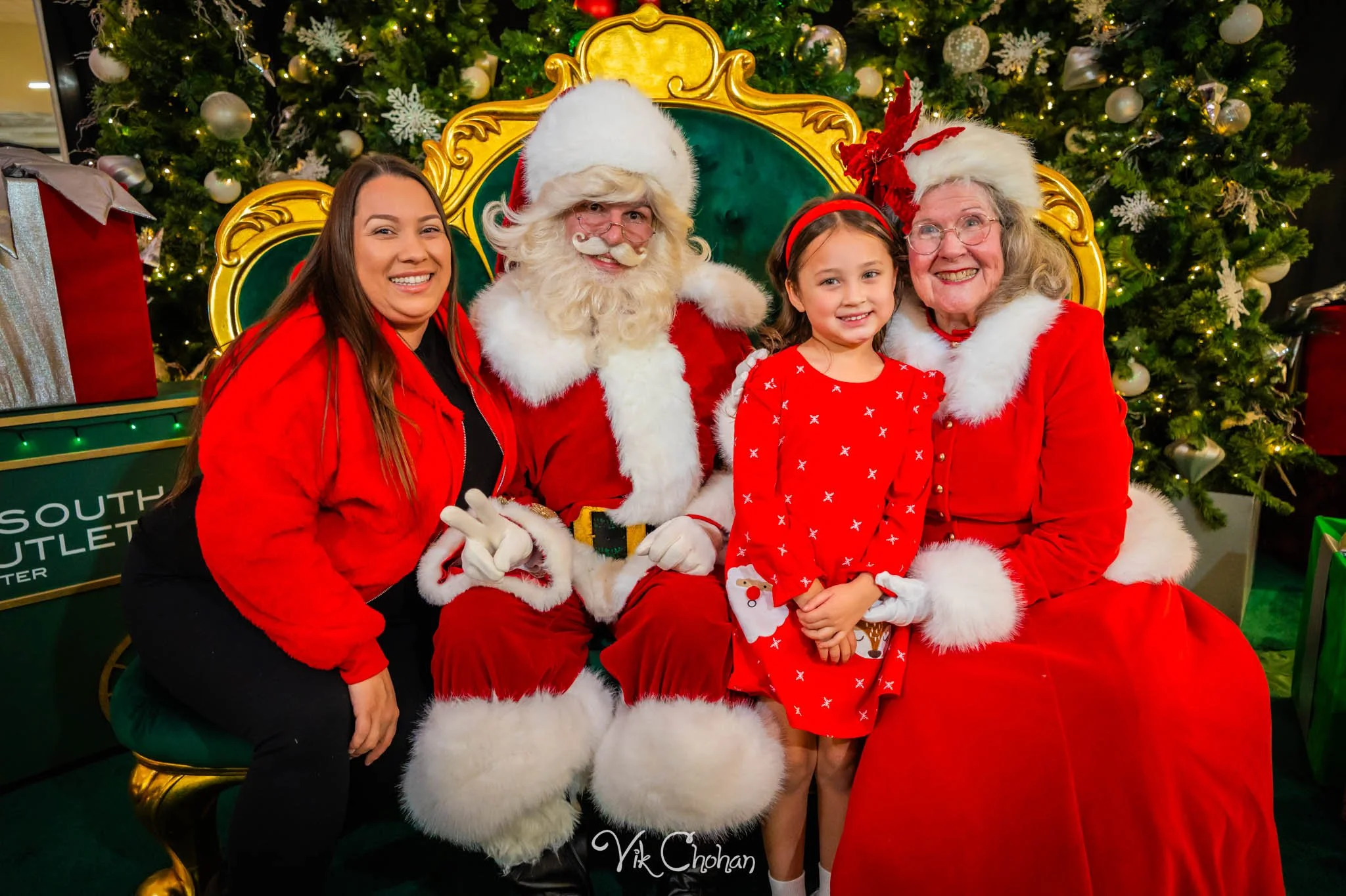 2025-12-10-INTRODeuce-Concierge-Christmas-at-LV-South-Premium-Outlets-2-Vik-Chohan-Photography-Social-Media-VCP-051.jpg
