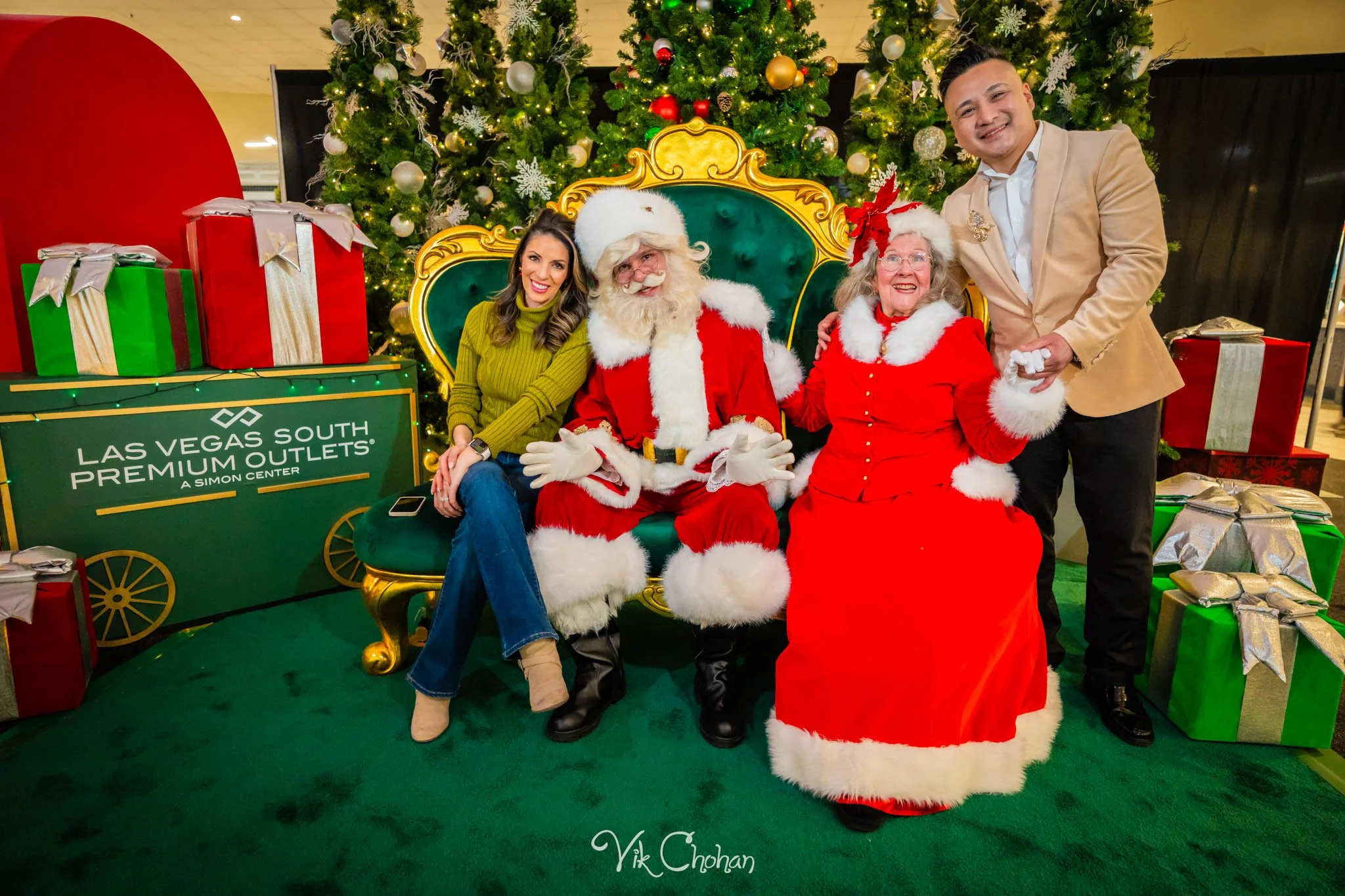 2025-12-10-INTRODeuce-Concierge-Christmas-at-LV-South-Premium-Outlets-2-Vik-Chohan-Photography-Social-Media-VCP-053.jpg
