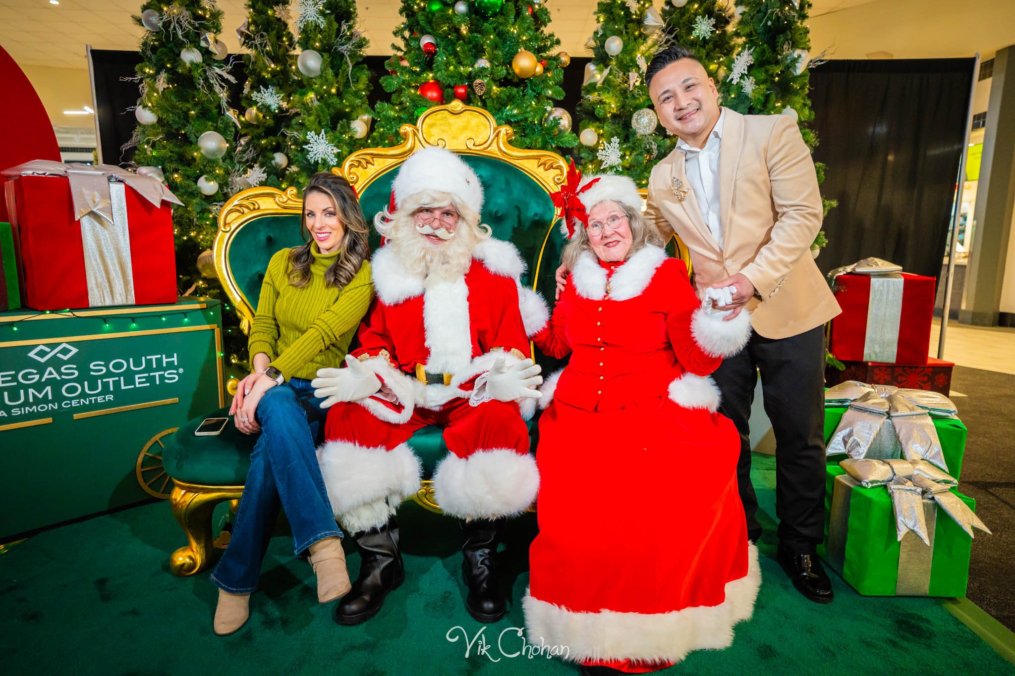2025-12-10-INTRODeuce-Concierge-Christmas-at-LV-South-Premium-Outlets-2-Vik-Chohan-Photography-Social-Media-VCP-054.jpg