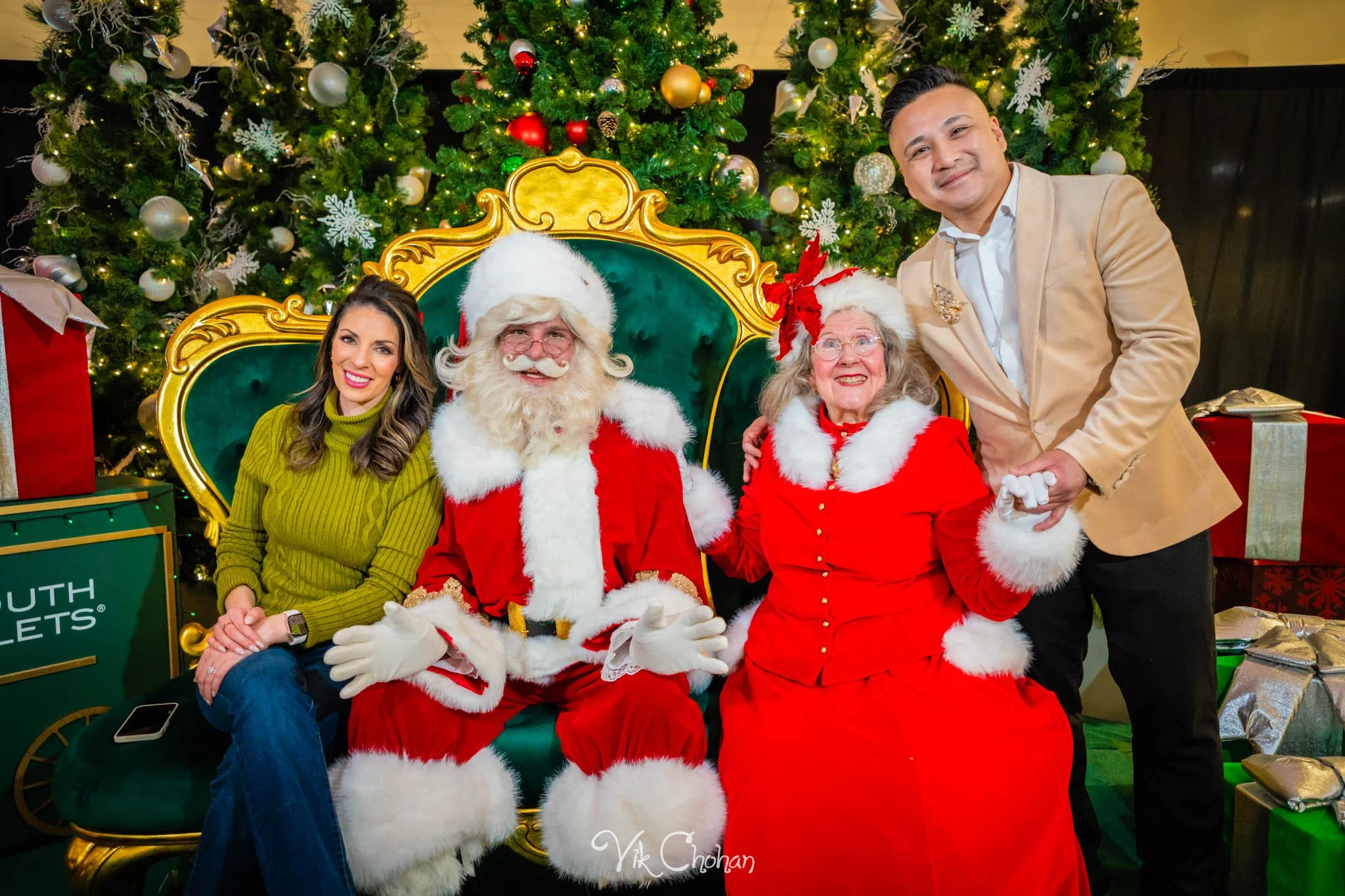 2025-12-10-INTRODeuce-Concierge-Christmas-at-LV-South-Premium-Outlets-2-Vik-Chohan-Photography-Social-Media-VCP-055.jpg