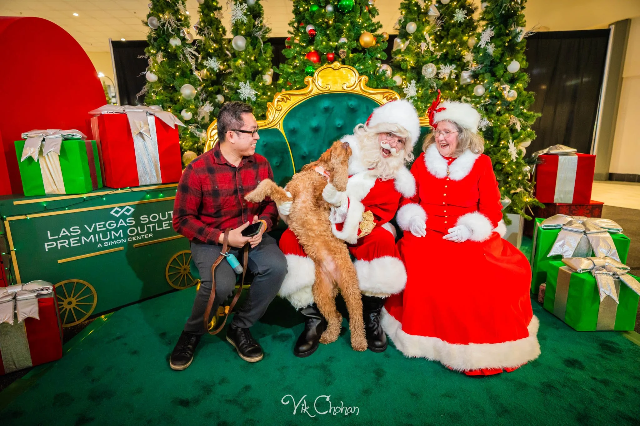 2025-12-10-INTRODeuce-Concierge-Christmas-at-LV-South-Premium-Outlets-2-Vik-Chohan-Photography-Social-Media-VCP-057.jpg
