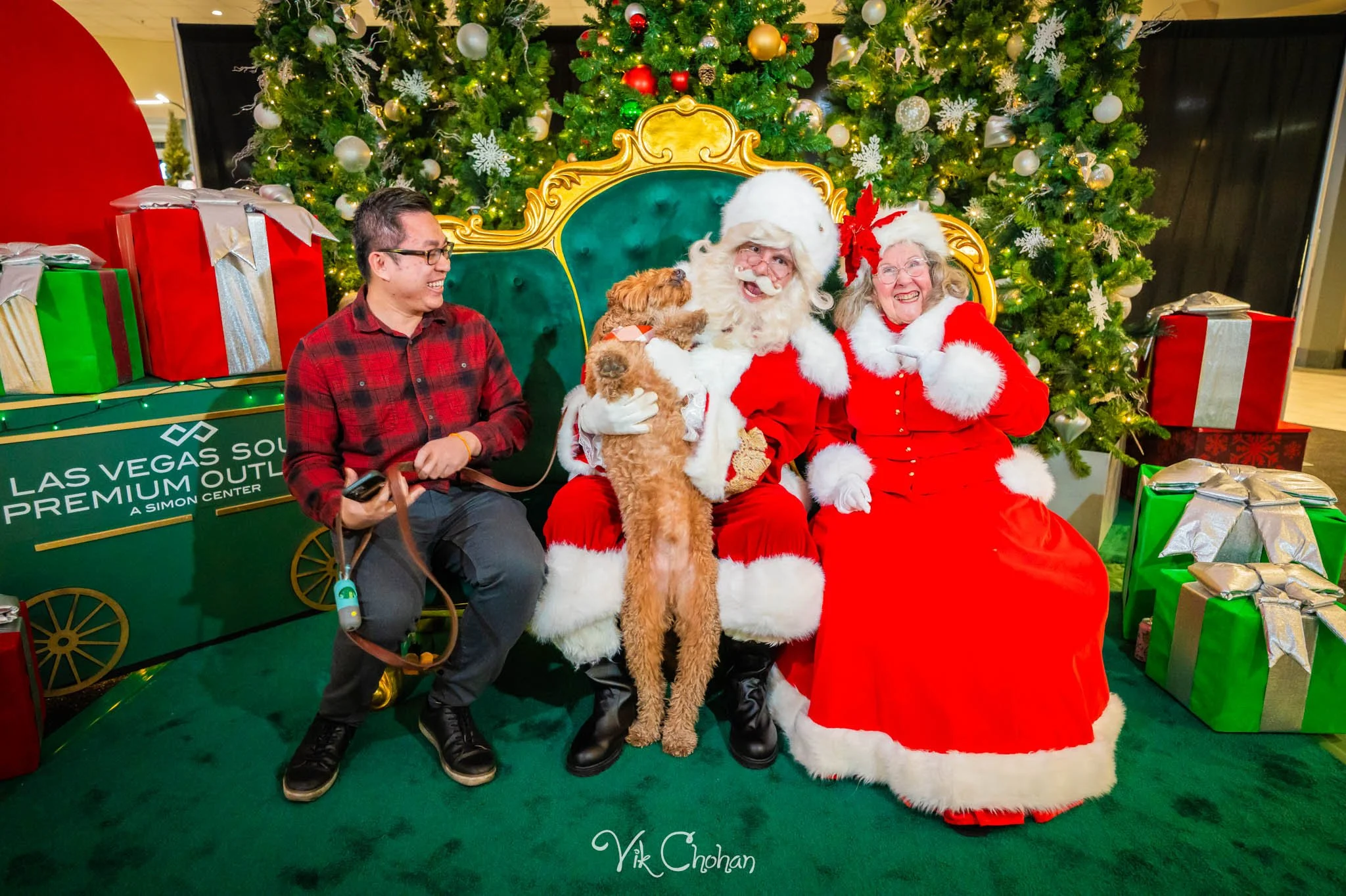 2025-12-10-INTRODeuce-Concierge-Christmas-at-LV-South-Premium-Outlets-2-Vik-Chohan-Photography-Social-Media-VCP-058.jpg