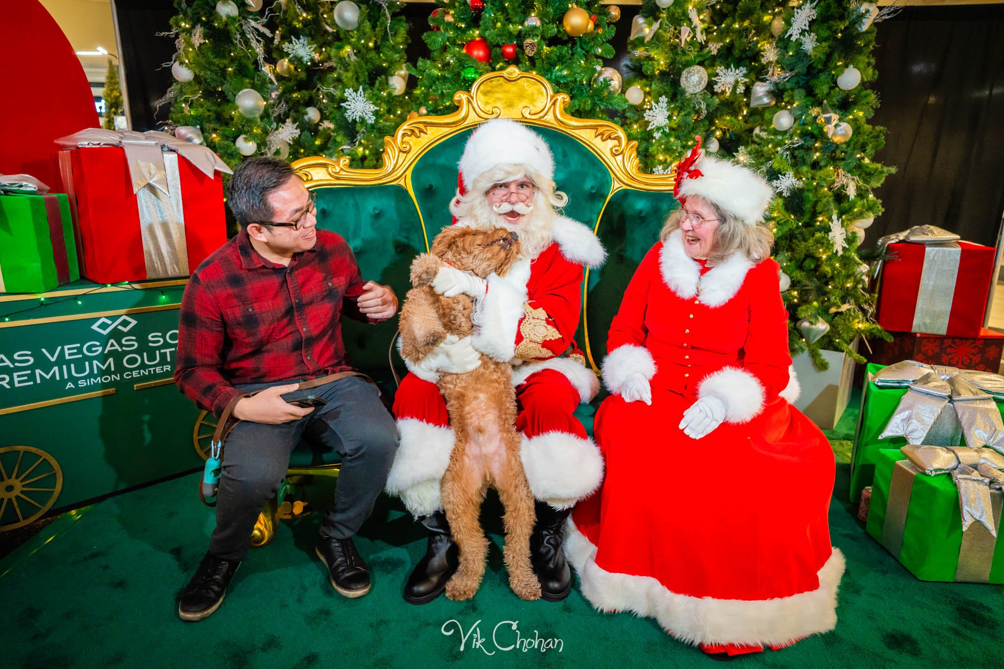 2025-12-10-INTRODeuce-Concierge-Christmas-at-LV-South-Premium-Outlets-2-Vik-Chohan-Photography-Social-Media-VCP-059.jpg