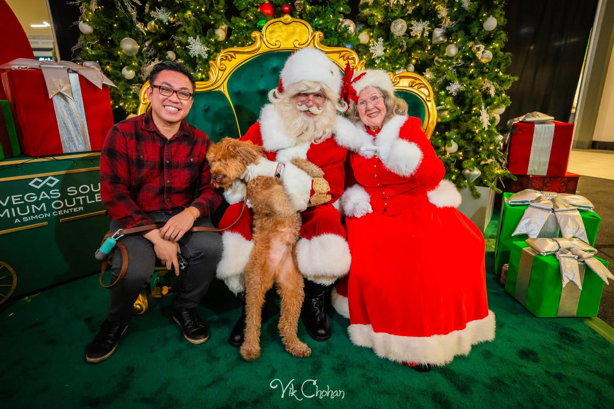 2025-12-10-INTRODeuce-Concierge-Christmas-at-LV-South-Premium-Outlets-2-Vik-Chohan-Photography-Social-Media-VCP-060.jpg