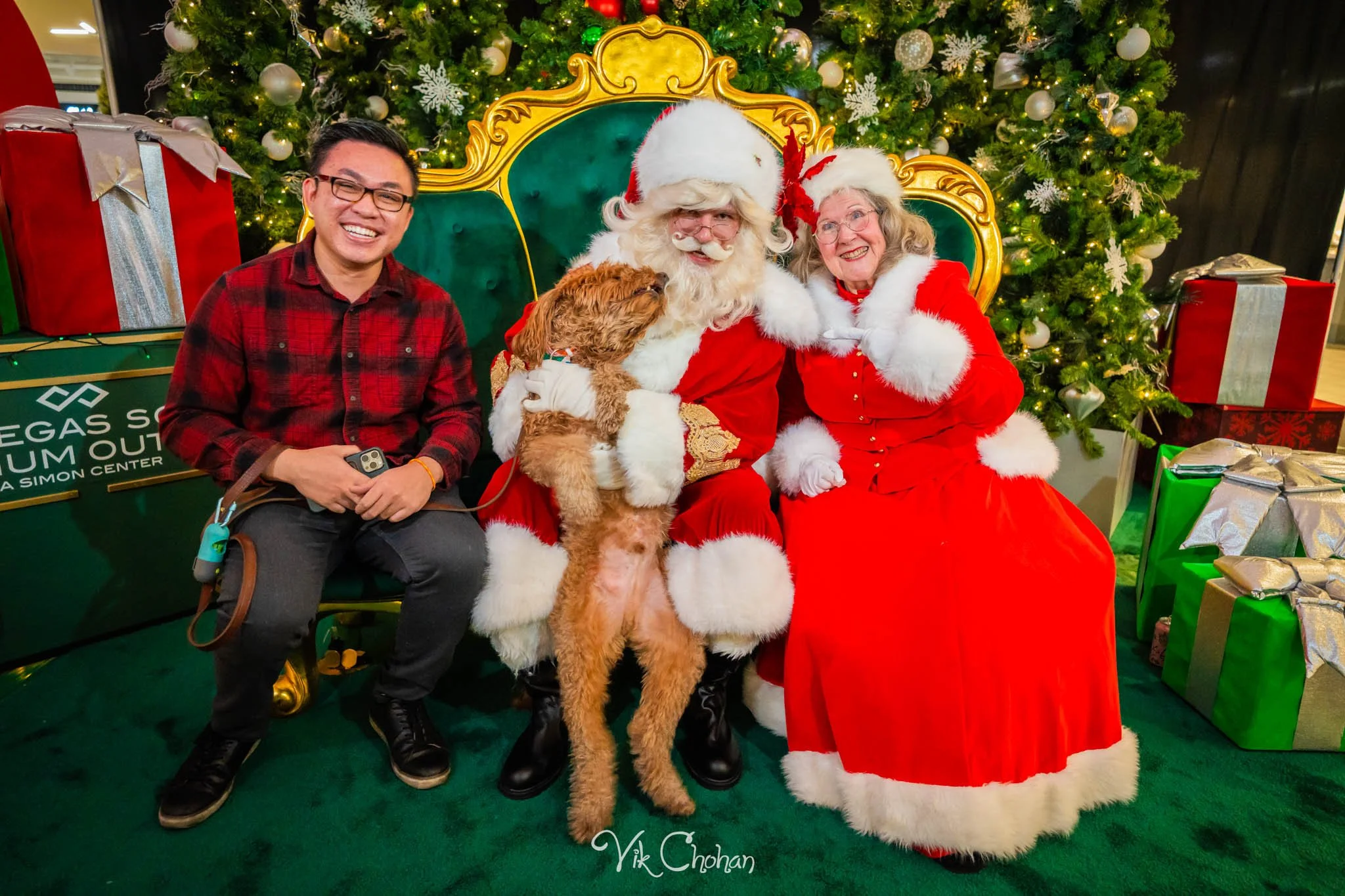 2025-12-10-INTRODeuce-Concierge-Christmas-at-LV-South-Premium-Outlets-2-Vik-Chohan-Photography-Social-Media-VCP-061.jpg