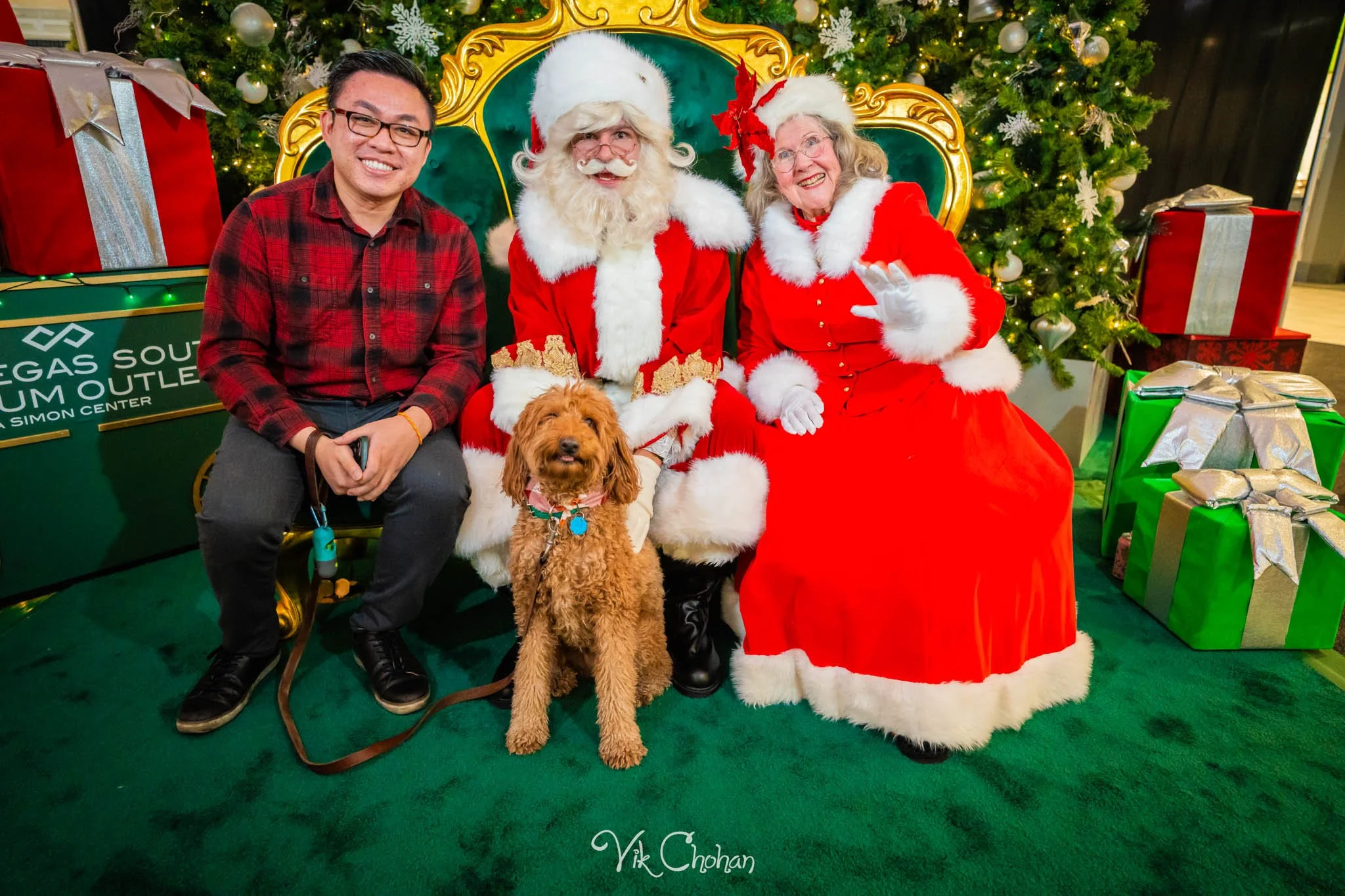 2025-12-10-INTRODeuce-Concierge-Christmas-at-LV-South-Premium-Outlets-2-Vik-Chohan-Photography-Social-Media-VCP-063.jpg