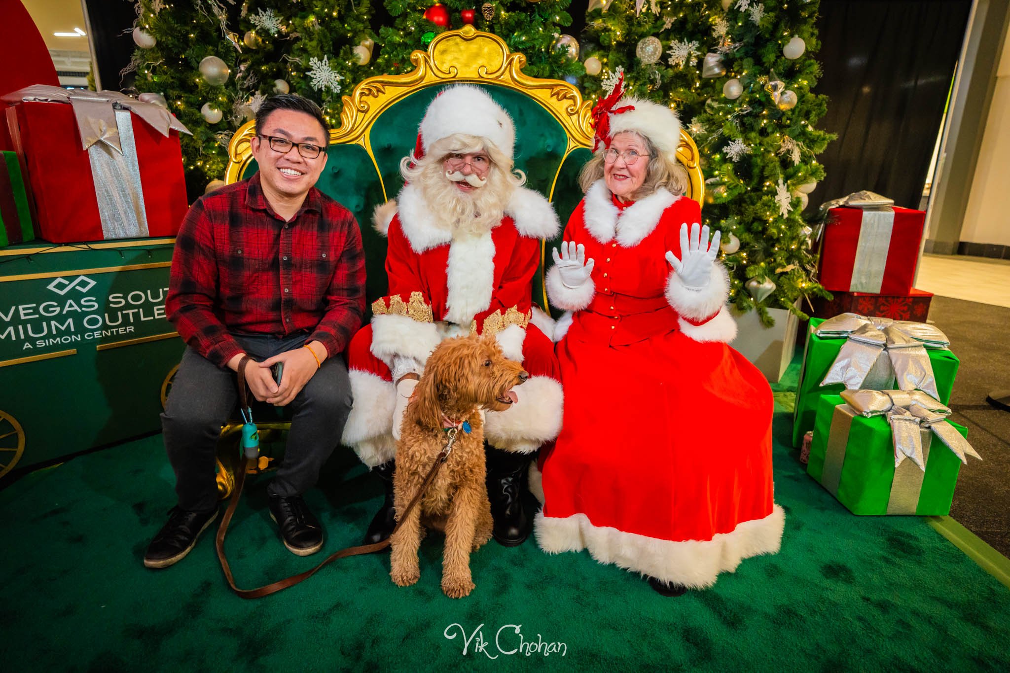 2025-12-10-INTRODeuce-Concierge-Christmas-at-LV-South-Premium-Outlets-2-Vik-Chohan-Photography-Social-Media-VCP-065.jpg