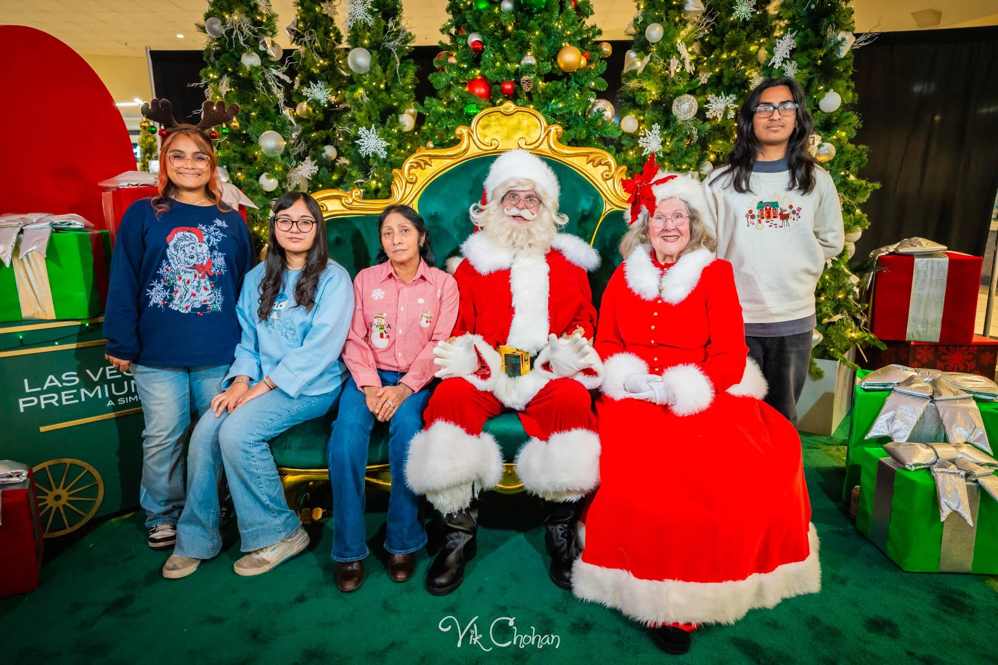 2025-12-10-INTRODeuce-Concierge-Christmas-at-LV-South-Premium-Outlets-2-Vik-Chohan-Photography-Social-Media-VCP-067.jpg