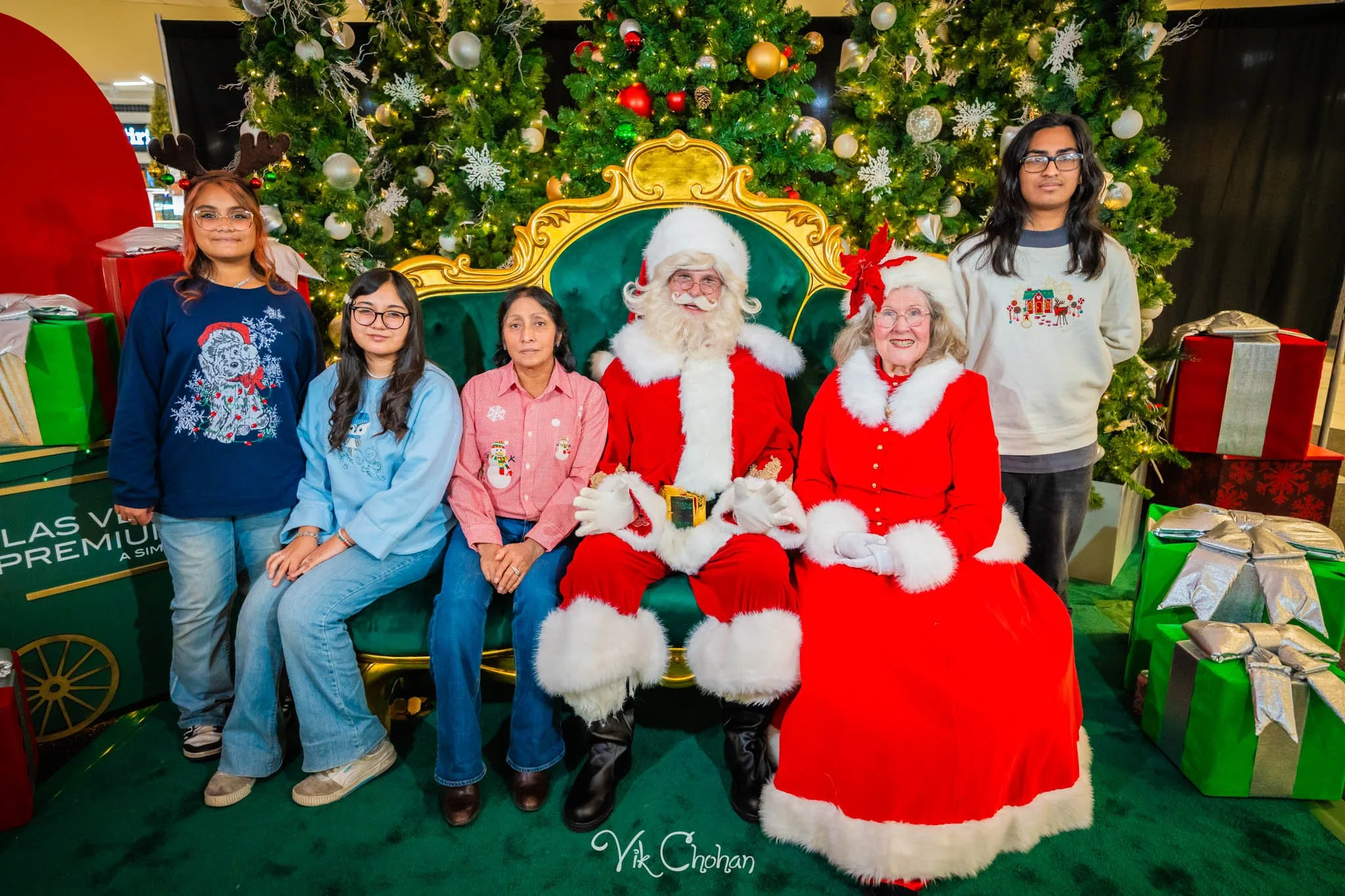2025-12-10-INTRODeuce-Concierge-Christmas-at-LV-South-Premium-Outlets-2-Vik-Chohan-Photography-Social-Media-VCP-068.jpg