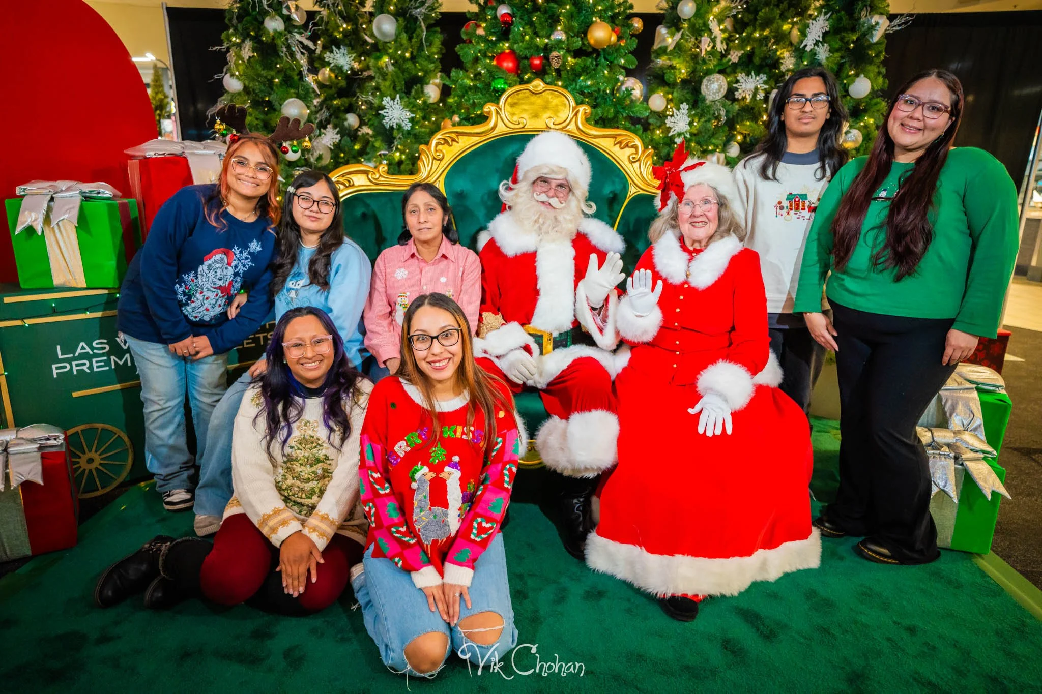 2025-12-10-INTRODeuce-Concierge-Christmas-at-LV-South-Premium-Outlets-2-Vik-Chohan-Photography-Social-Media-VCP-069.jpg