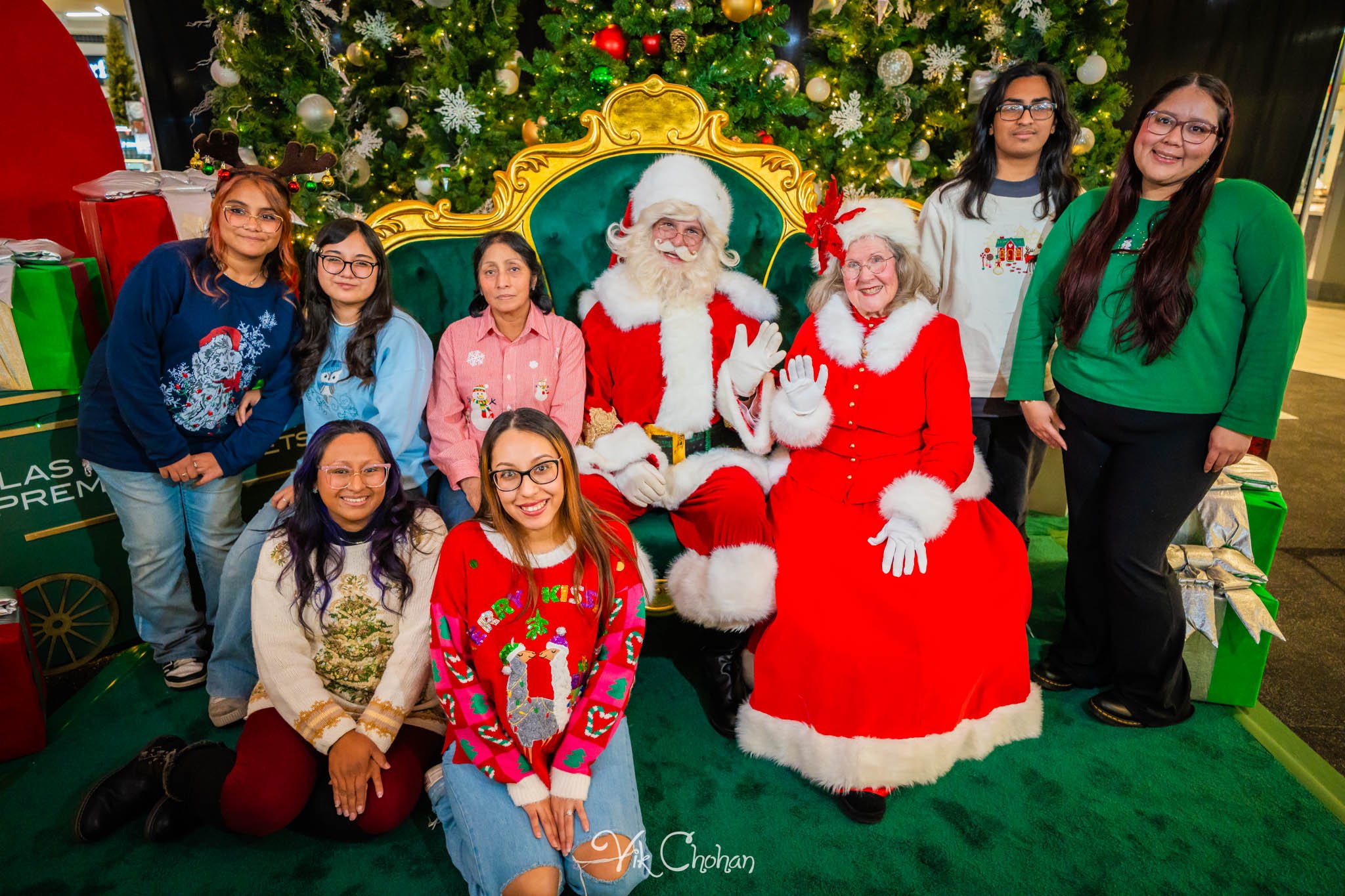 2025-12-10-INTRODeuce-Concierge-Christmas-at-LV-South-Premium-Outlets-2-Vik-Chohan-Photography-Social-Media-VCP-070.jpg