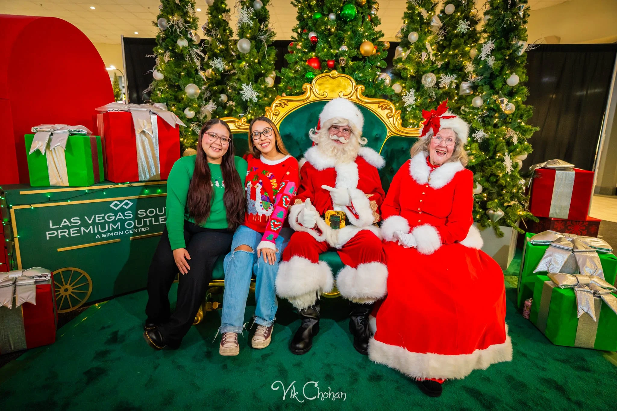 2025-12-10-INTRODeuce-Concierge-Christmas-at-LV-South-Premium-Outlets-2-Vik-Chohan-Photography-Social-Media-VCP-071.jpg