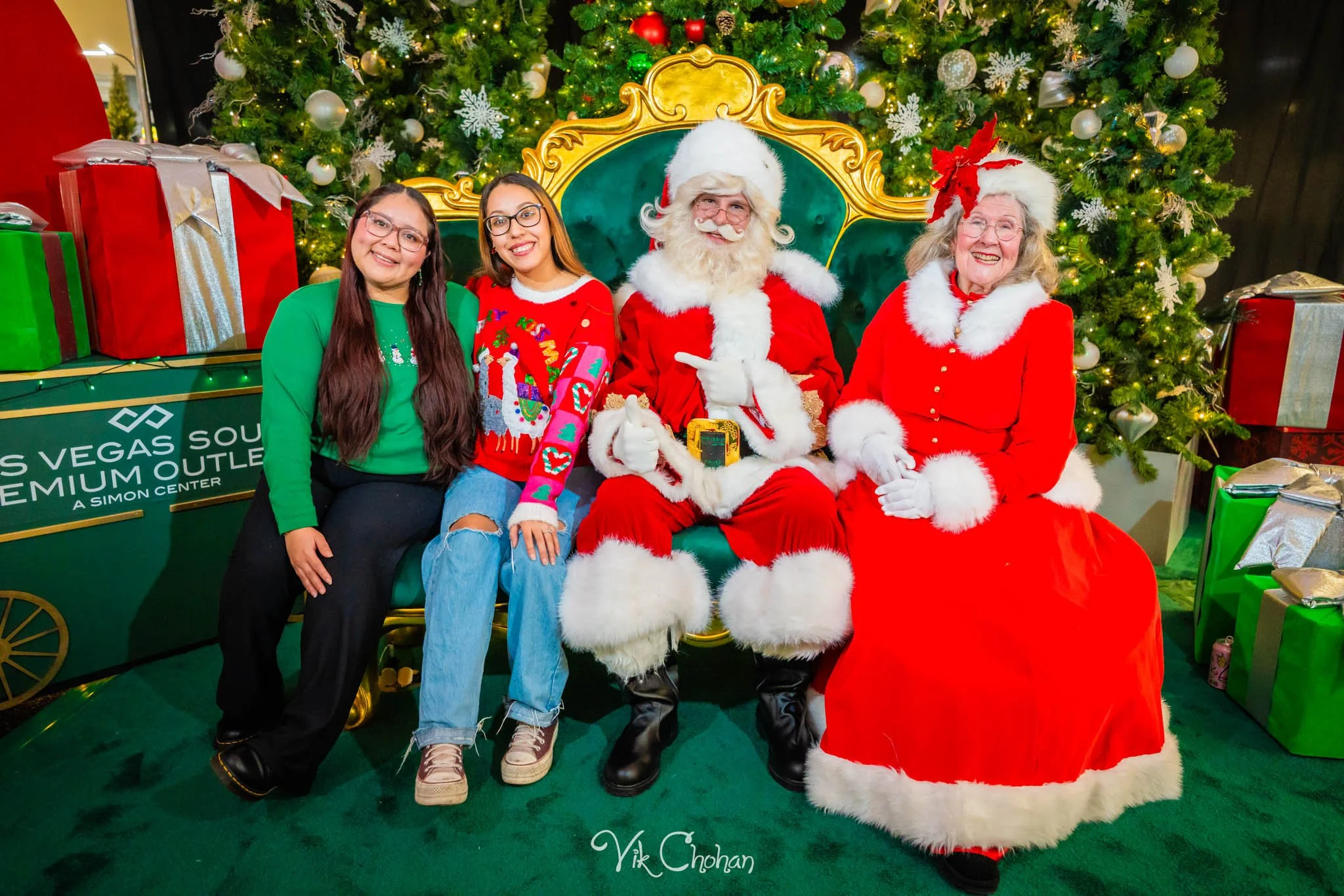 2025-12-10-INTRODeuce-Concierge-Christmas-at-LV-South-Premium-Outlets-2-Vik-Chohan-Photography-Social-Media-VCP-072.jpg