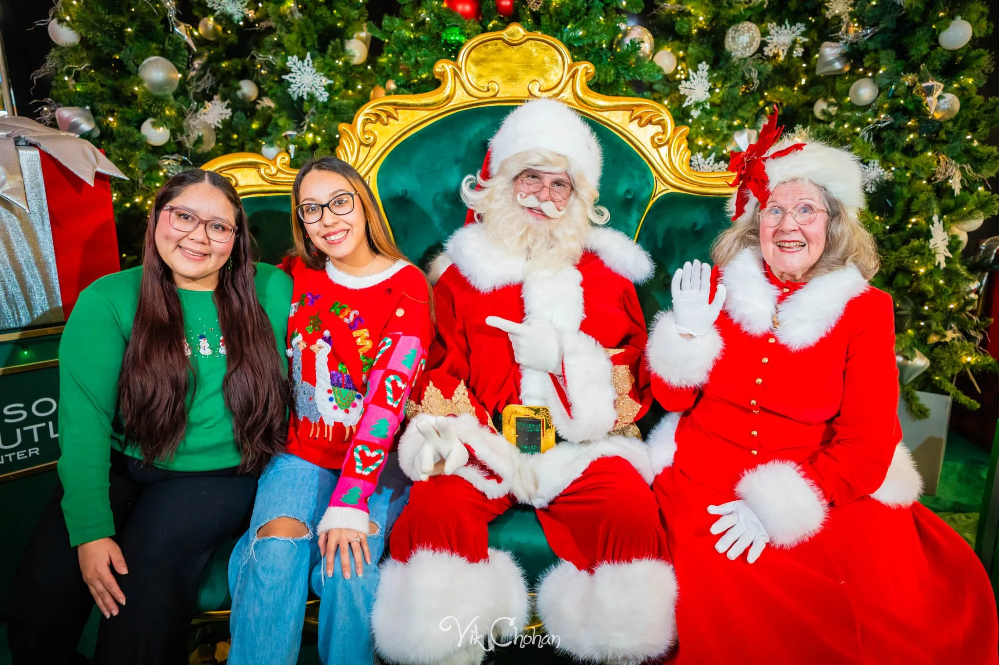 2025-12-10-INTRODeuce-Concierge-Christmas-at-LV-South-Premium-Outlets-2-Vik-Chohan-Photography-Social-Media-VCP-073.jpg