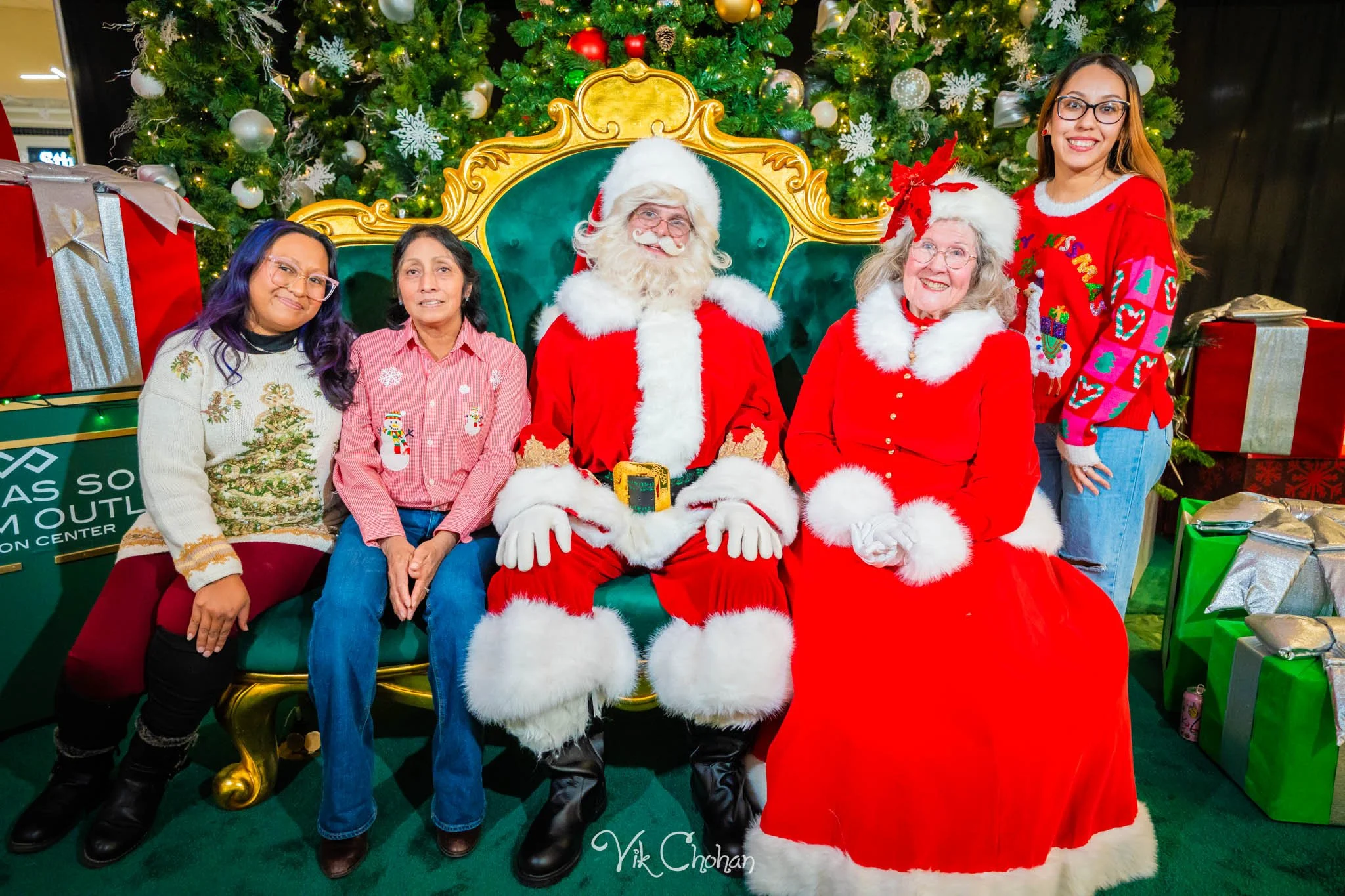 2025-12-10-INTRODeuce-Concierge-Christmas-at-LV-South-Premium-Outlets-2-Vik-Chohan-Photography-Social-Media-VCP-074.jpg