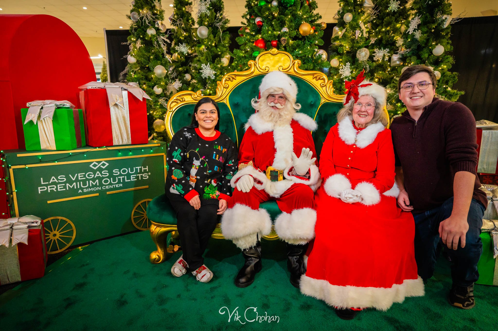 2025-12-10-INTRODeuce-Concierge-Christmas-at-LV-South-Premium-Outlets-2-Vik-Chohan-Photography-Social-Media-VCP-075.jpg