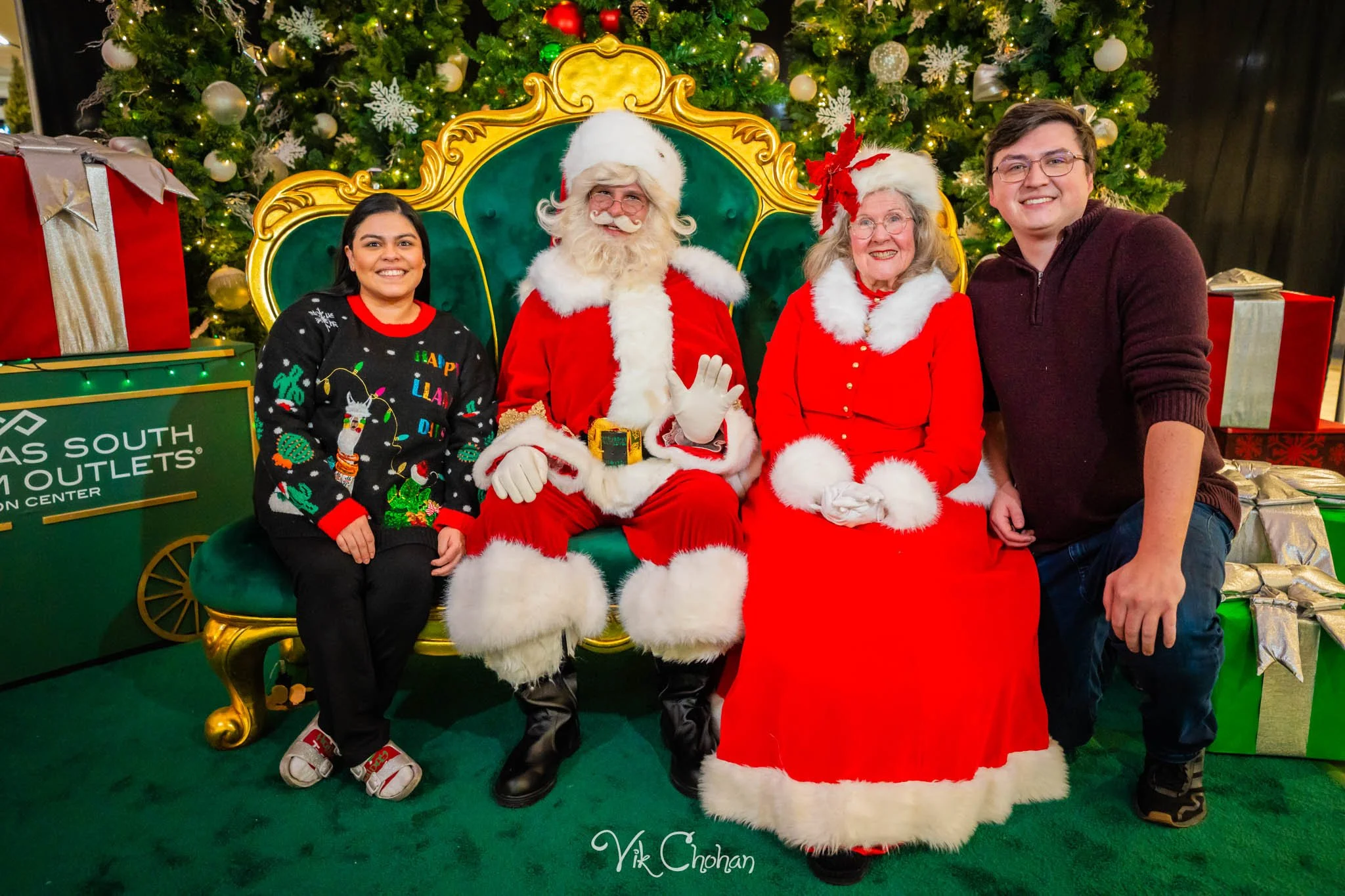 2025-12-10-INTRODeuce-Concierge-Christmas-at-LV-South-Premium-Outlets-2-Vik-Chohan-Photography-Social-Media-VCP-076.jpg