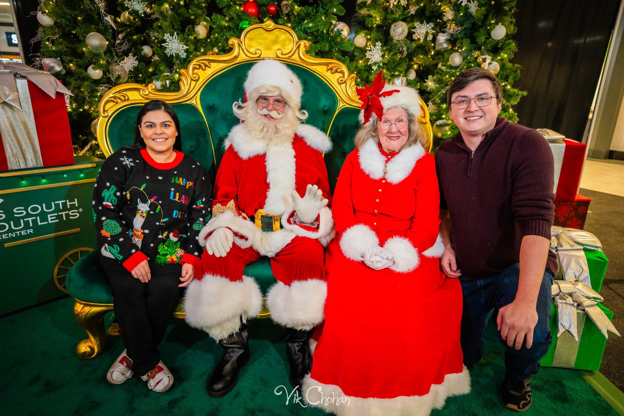 2025-12-10-INTRODeuce-Concierge-Christmas-at-LV-South-Premium-Outlets-2-Vik-Chohan-Photography-Social-Media-VCP-077.jpg