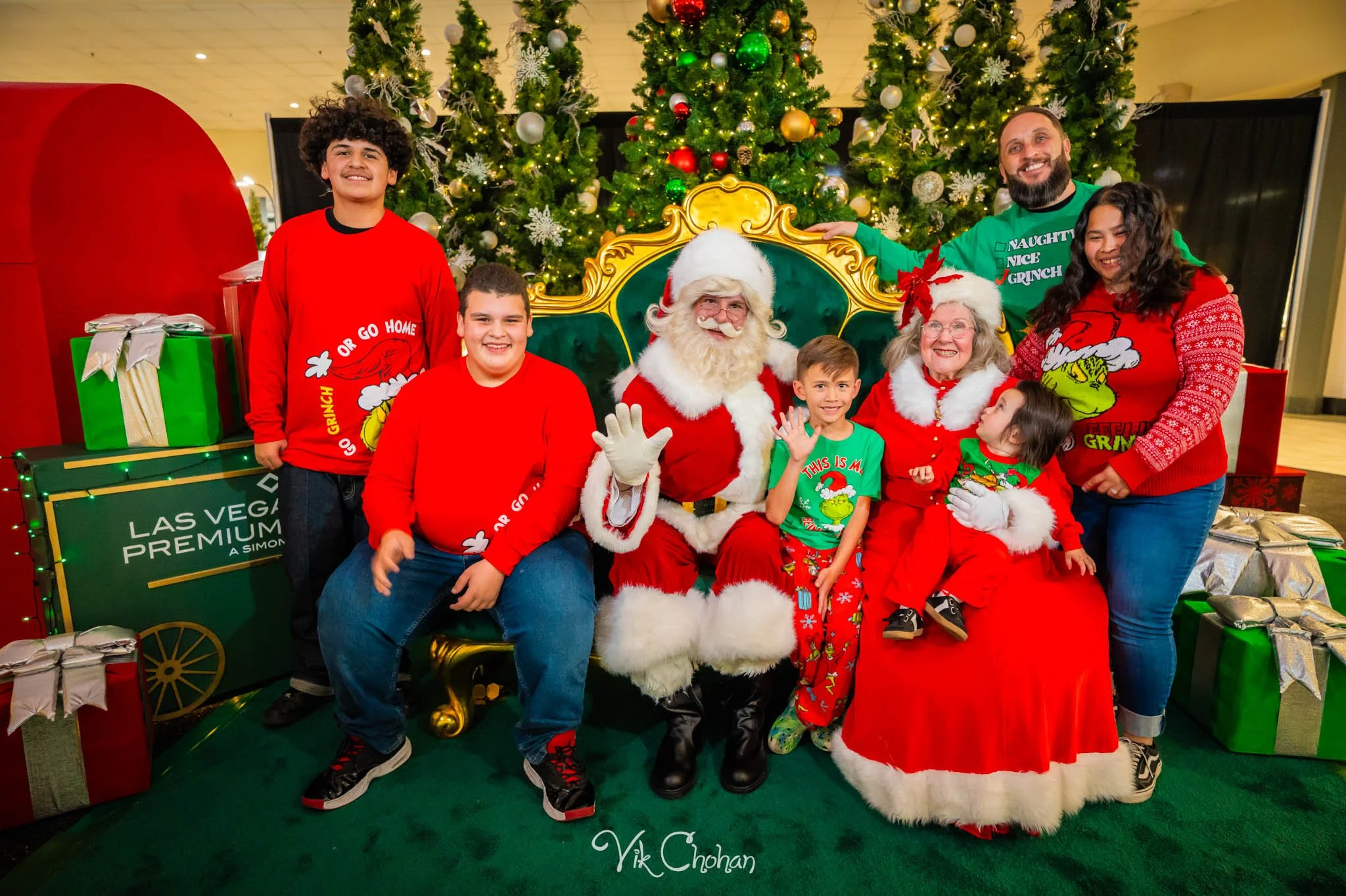 2025-12-10-INTRODeuce-Concierge-Christmas-at-LV-South-Premium-Outlets-2-Vik-Chohan-Photography-Social-Media-VCP-078.jpg