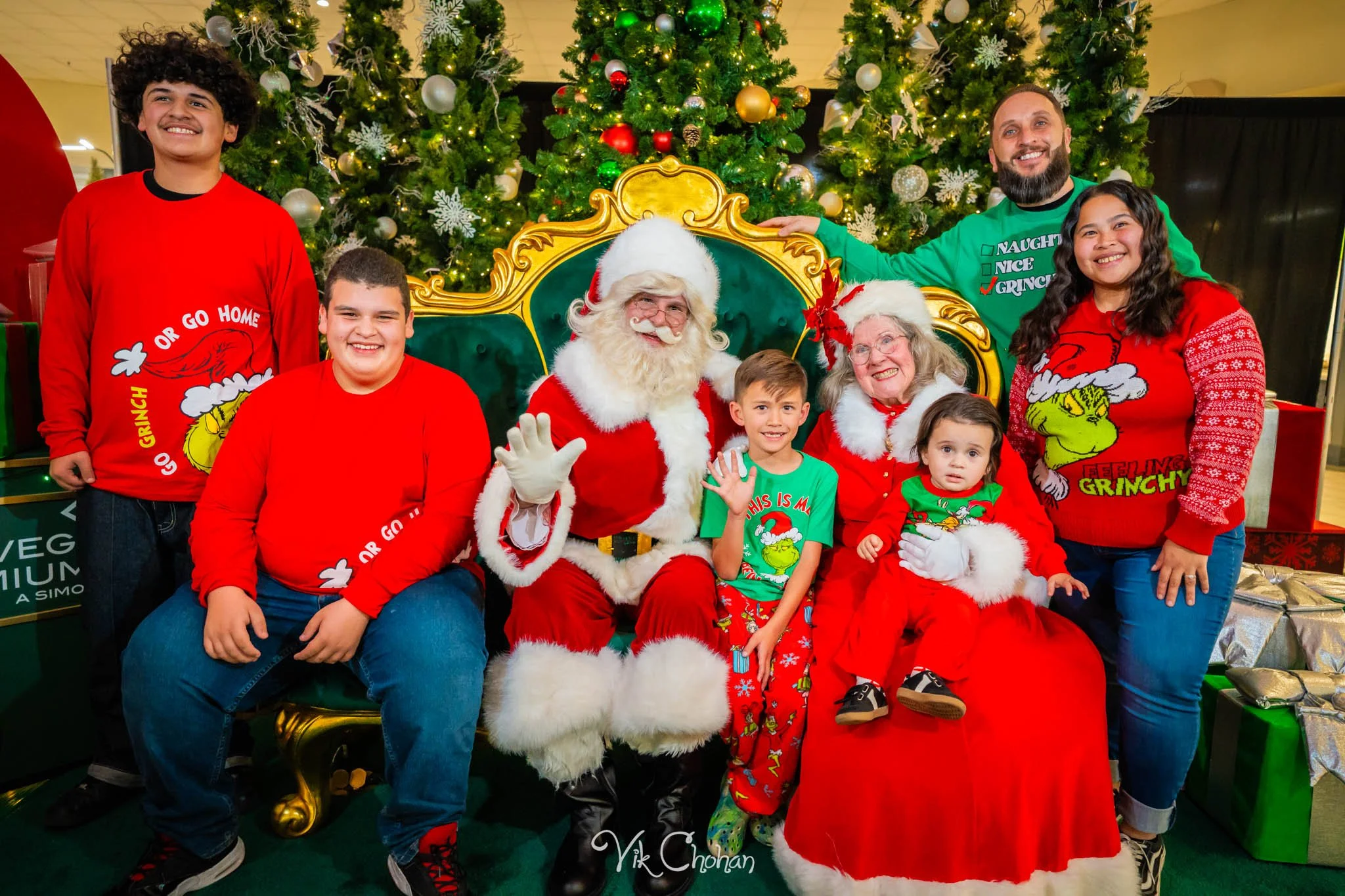 2025-12-10-INTRODeuce-Concierge-Christmas-at-LV-South-Premium-Outlets-2-Vik-Chohan-Photography-Social-Media-VCP-080.jpg