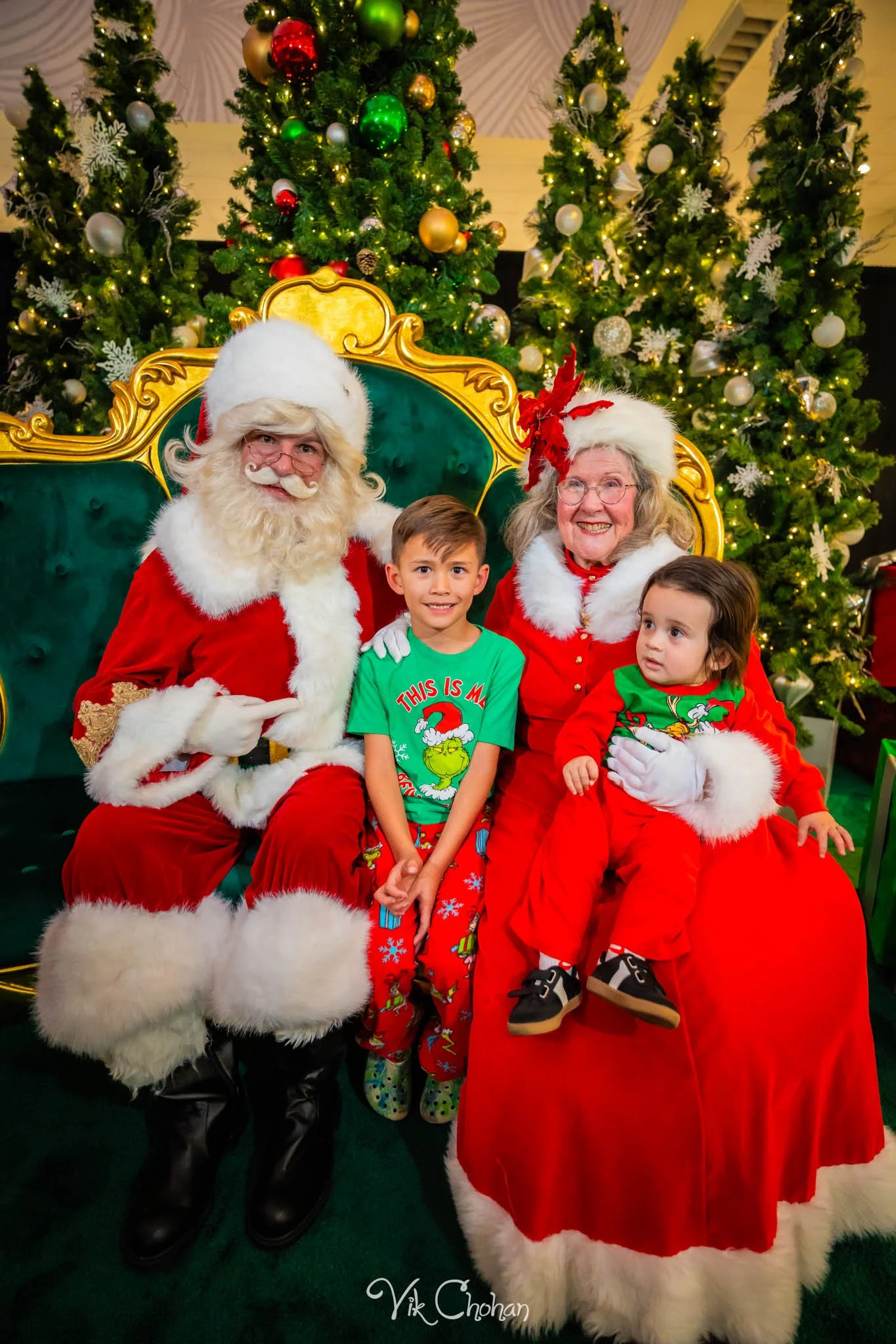 2025-12-10-INTRODeuce-Concierge-Christmas-at-LV-South-Premium-Outlets-2-Vik-Chohan-Photography-Social-Media-VCP-081.jpg