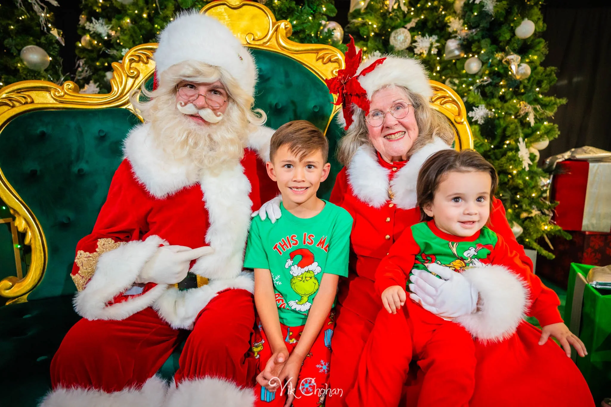 2025-12-10-INTRODeuce-Concierge-Christmas-at-LV-South-Premium-Outlets-2-Vik-Chohan-Photography-Social-Media-VCP-083.jpg