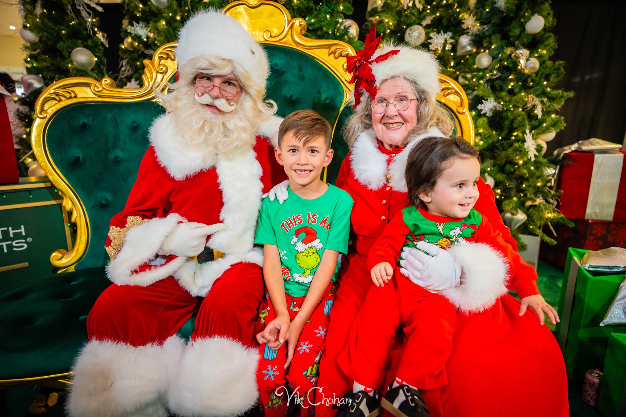 2025-12-10-INTRODeuce-Concierge-Christmas-at-LV-South-Premium-Outlets-2-Vik-Chohan-Photography-Social-Media-VCP-084.jpg