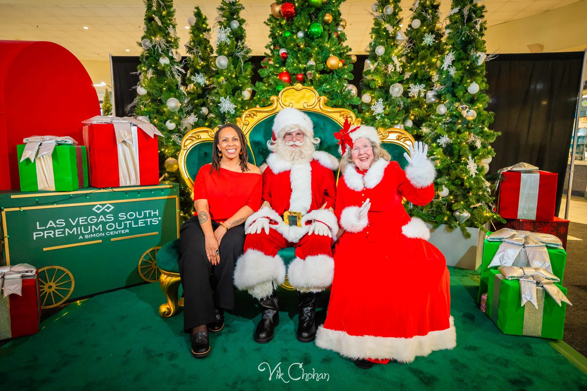 2025-12-10-INTRODeuce-Concierge-Christmas-at-LV-South-Premium-Outlets-2-Vik-Chohan-Photography-Social-Media-VCP-085.jpg