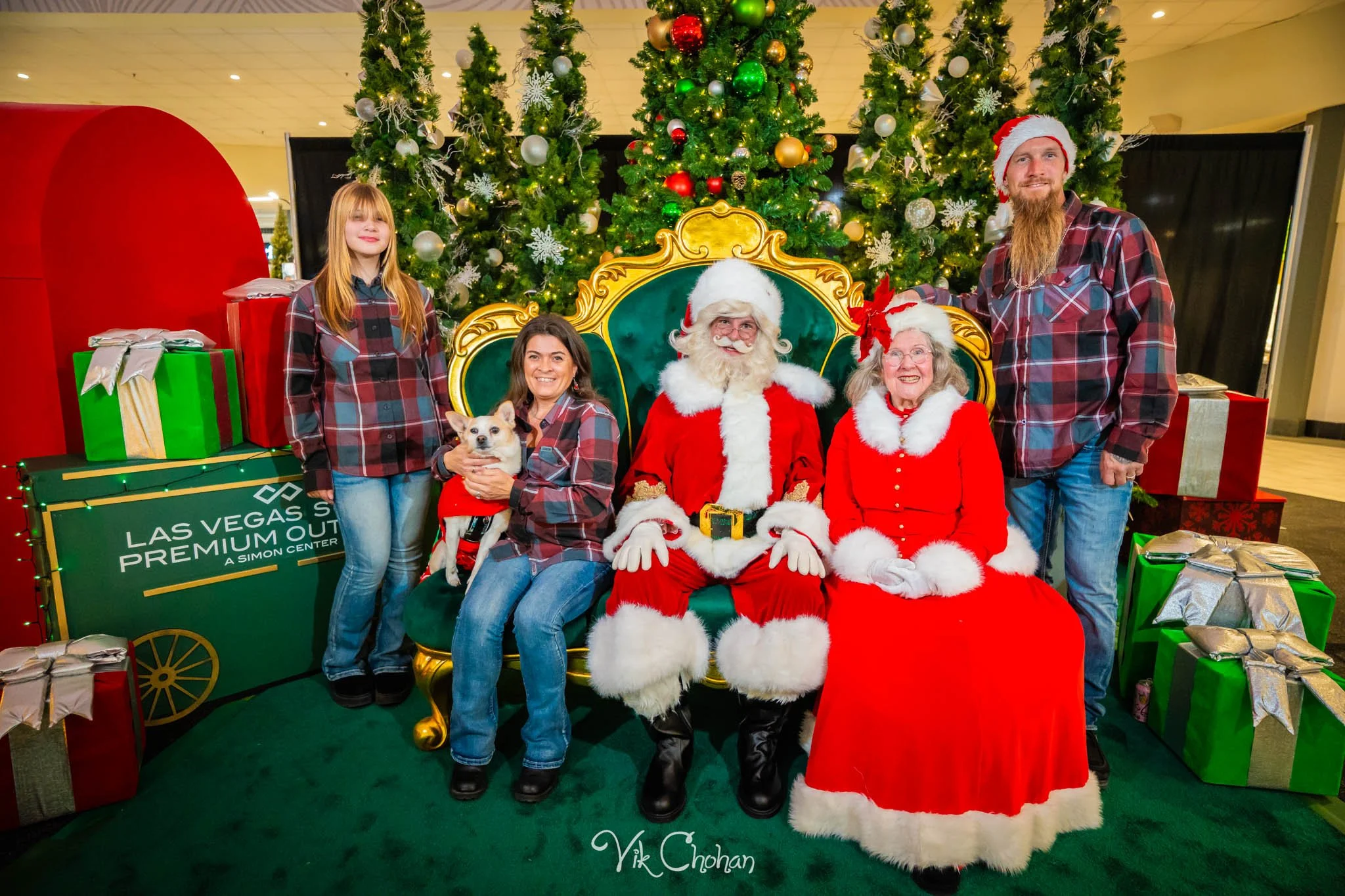 2025-12-10-INTRODeuce-Concierge-Christmas-at-LV-South-Premium-Outlets-2-Vik-Chohan-Photography-Social-Media-VCP-088.jpg
