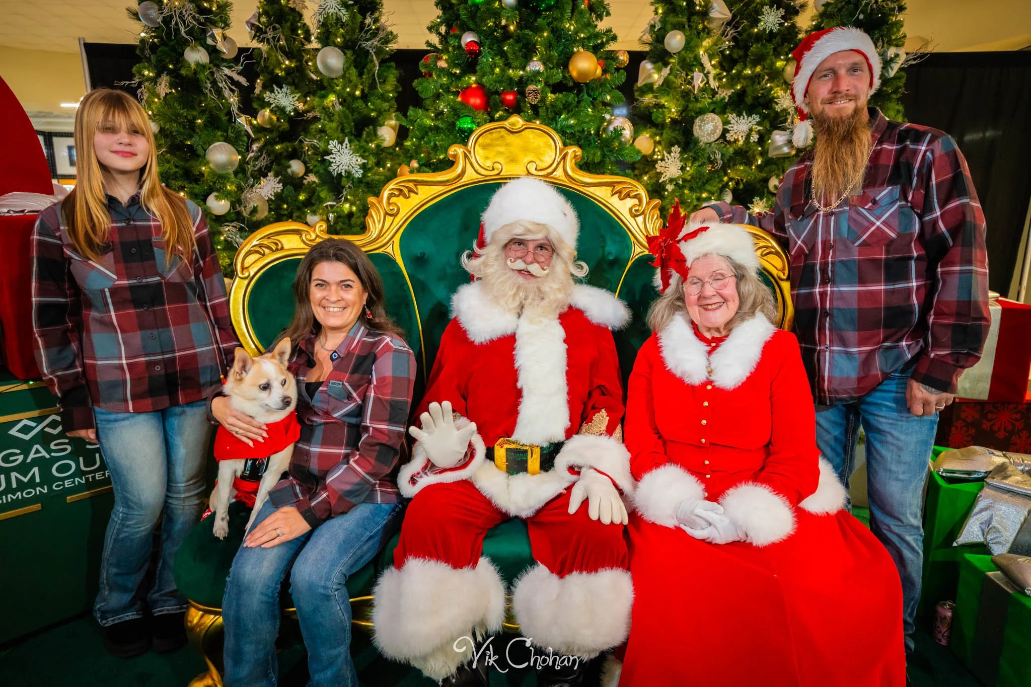 2025-12-10-INTRODeuce-Concierge-Christmas-at-LV-South-Premium-Outlets-2-Vik-Chohan-Photography-Social-Media-VCP-090.jpg