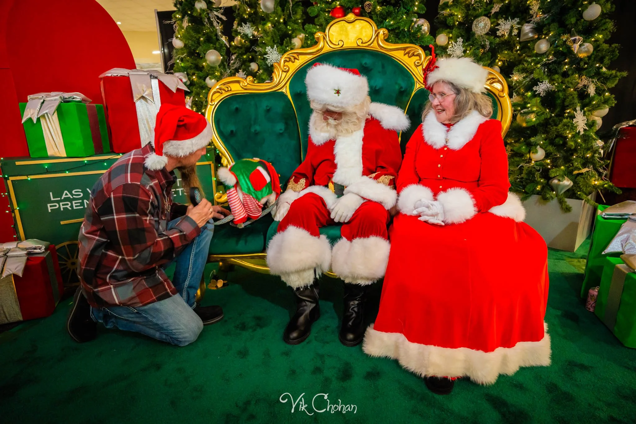 2025-12-10-INTRODeuce-Concierge-Christmas-at-LV-South-Premium-Outlets-2-Vik-Chohan-Photography-Social-Media-VCP-091.jpg