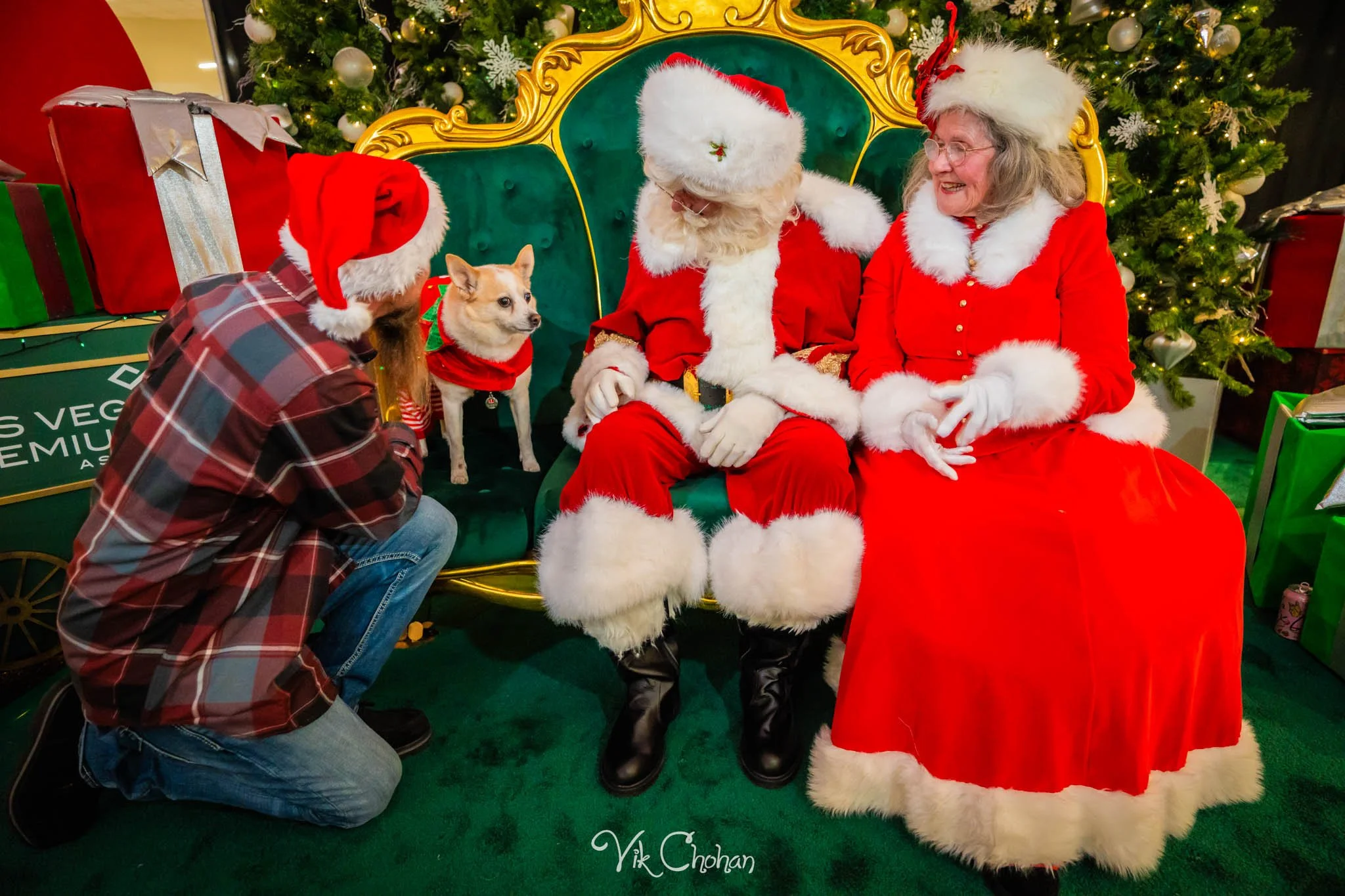 2025-12-10-INTRODeuce-Concierge-Christmas-at-LV-South-Premium-Outlets-2-Vik-Chohan-Photography-Social-Media-VCP-092.jpg