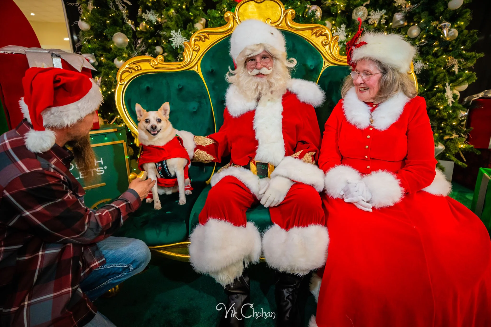 2025-12-10-INTRODeuce-Concierge-Christmas-at-LV-South-Premium-Outlets-2-Vik-Chohan-Photography-Social-Media-VCP-093.jpg
