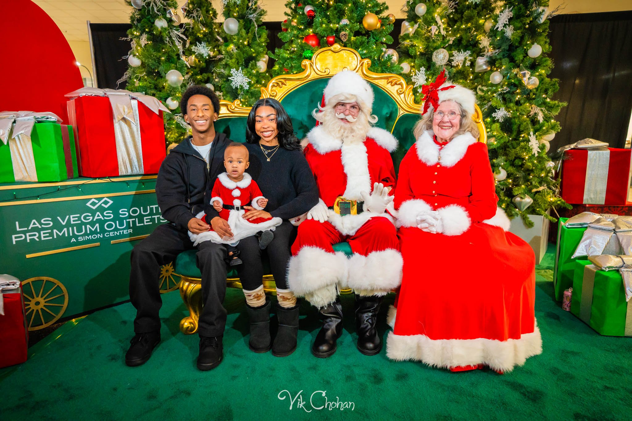 2025-12-10-INTRODeuce-Concierge-Christmas-at-LV-South-Premium-Outlets-2-Vik-Chohan-Photography-Social-Media-VCP-099.jpg
