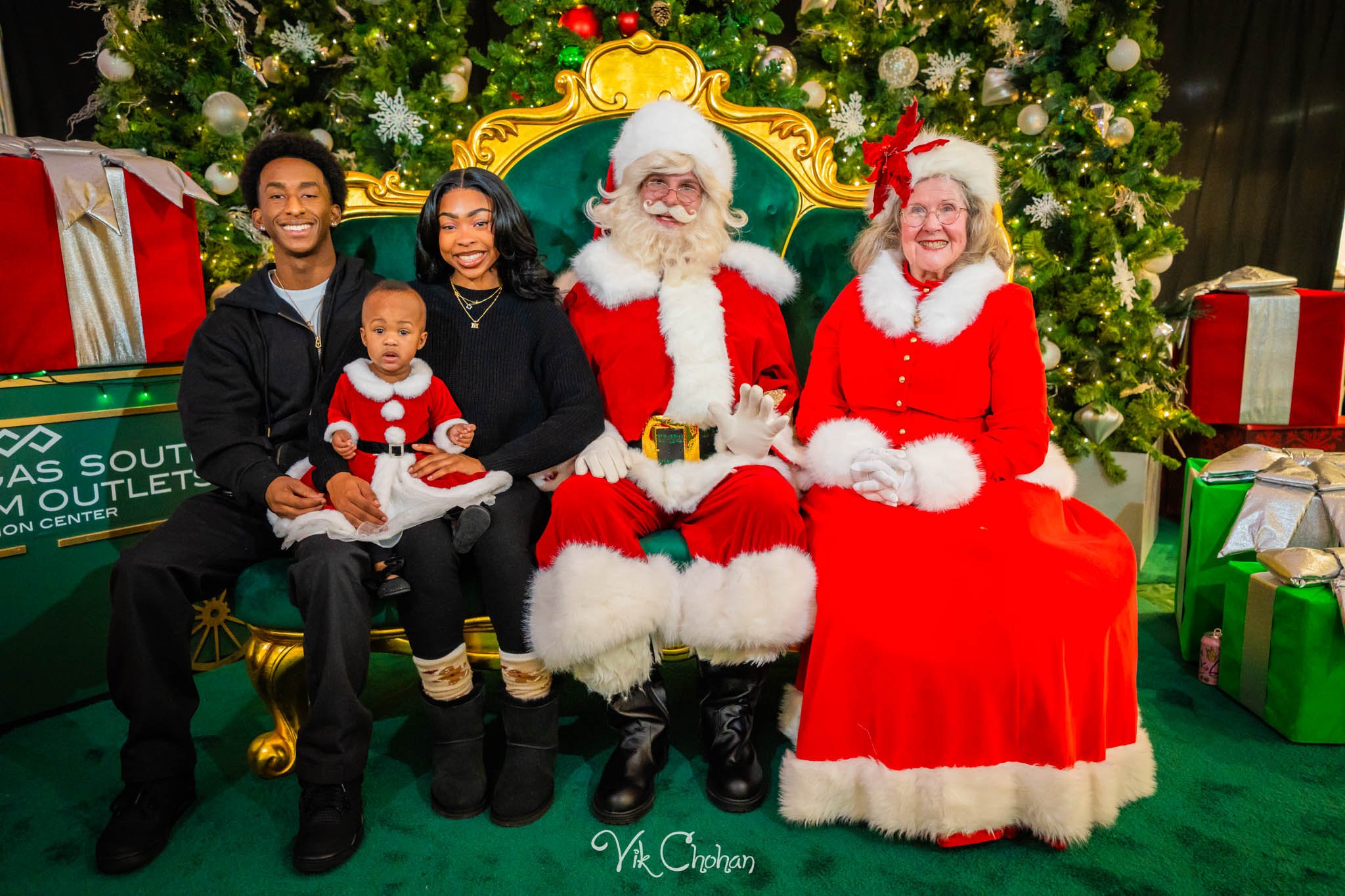 2025-12-10-INTRODeuce-Concierge-Christmas-at-LV-South-Premium-Outlets-2-Vik-Chohan-Photography-Social-Media-VCP-100.jpg