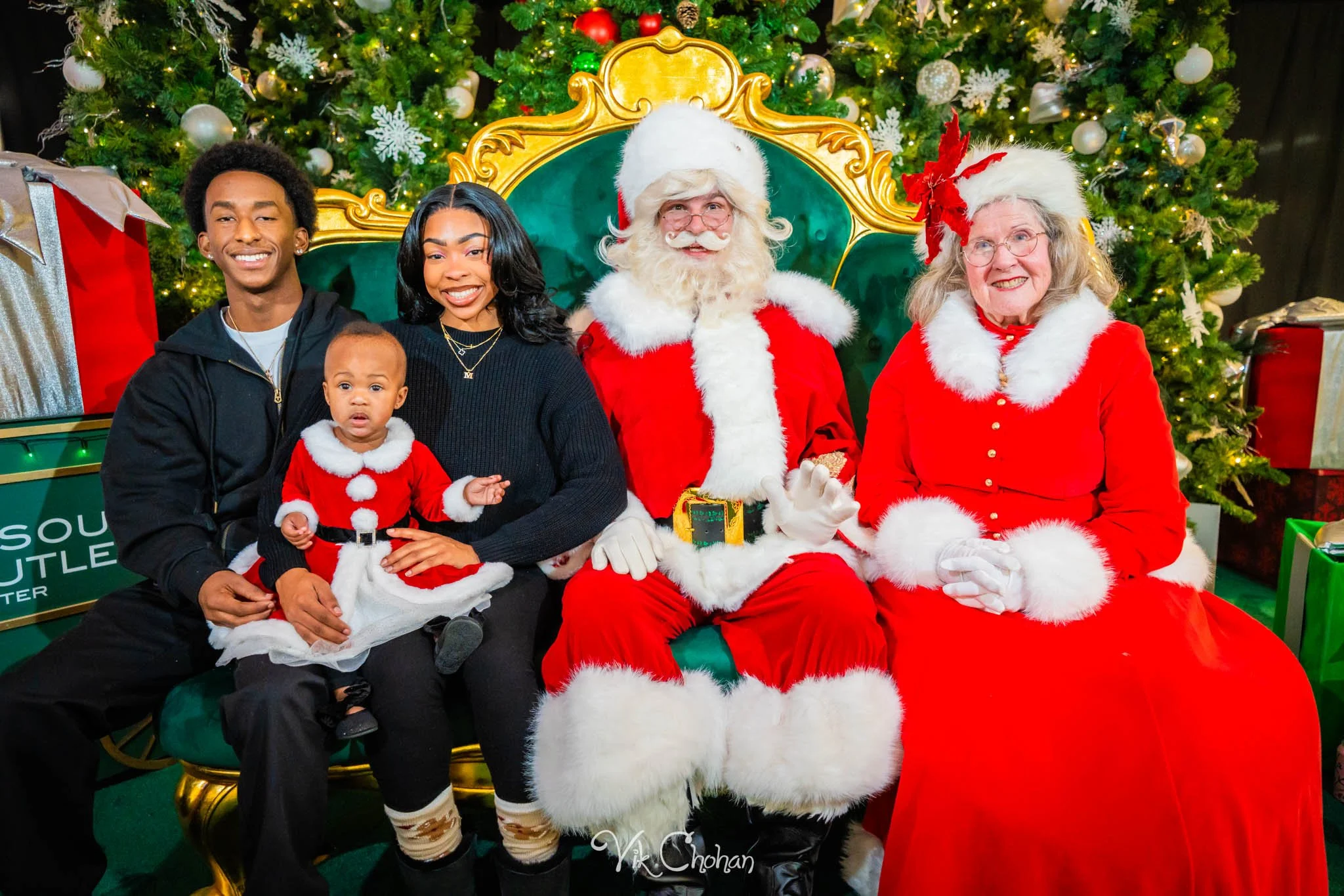 2025-12-10-INTRODeuce-Concierge-Christmas-at-LV-South-Premium-Outlets-2-Vik-Chohan-Photography-Social-Media-VCP-101.jpg