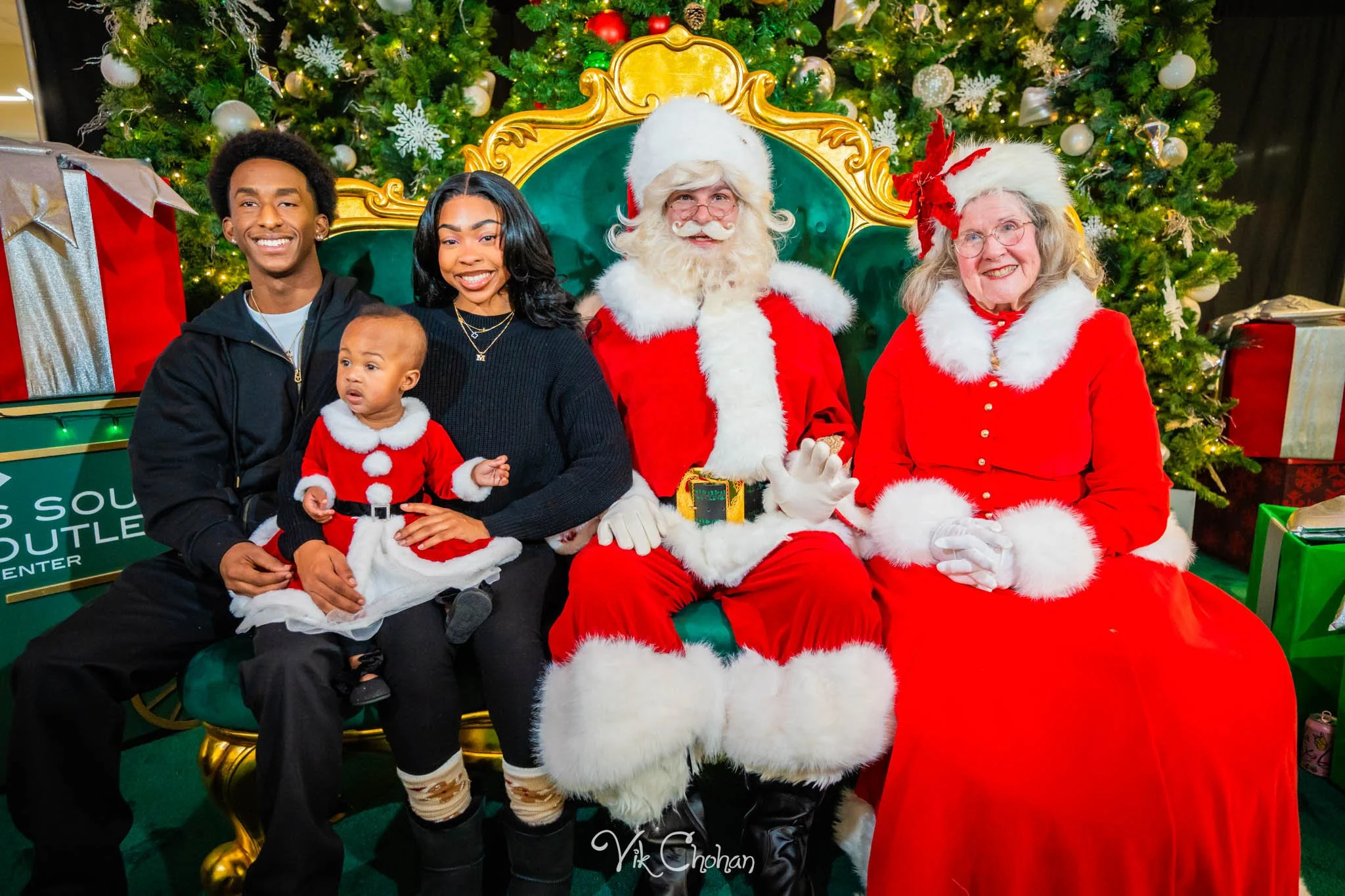 2025-12-10-INTRODeuce-Concierge-Christmas-at-LV-South-Premium-Outlets-2-Vik-Chohan-Photography-Social-Media-VCP-102.jpg