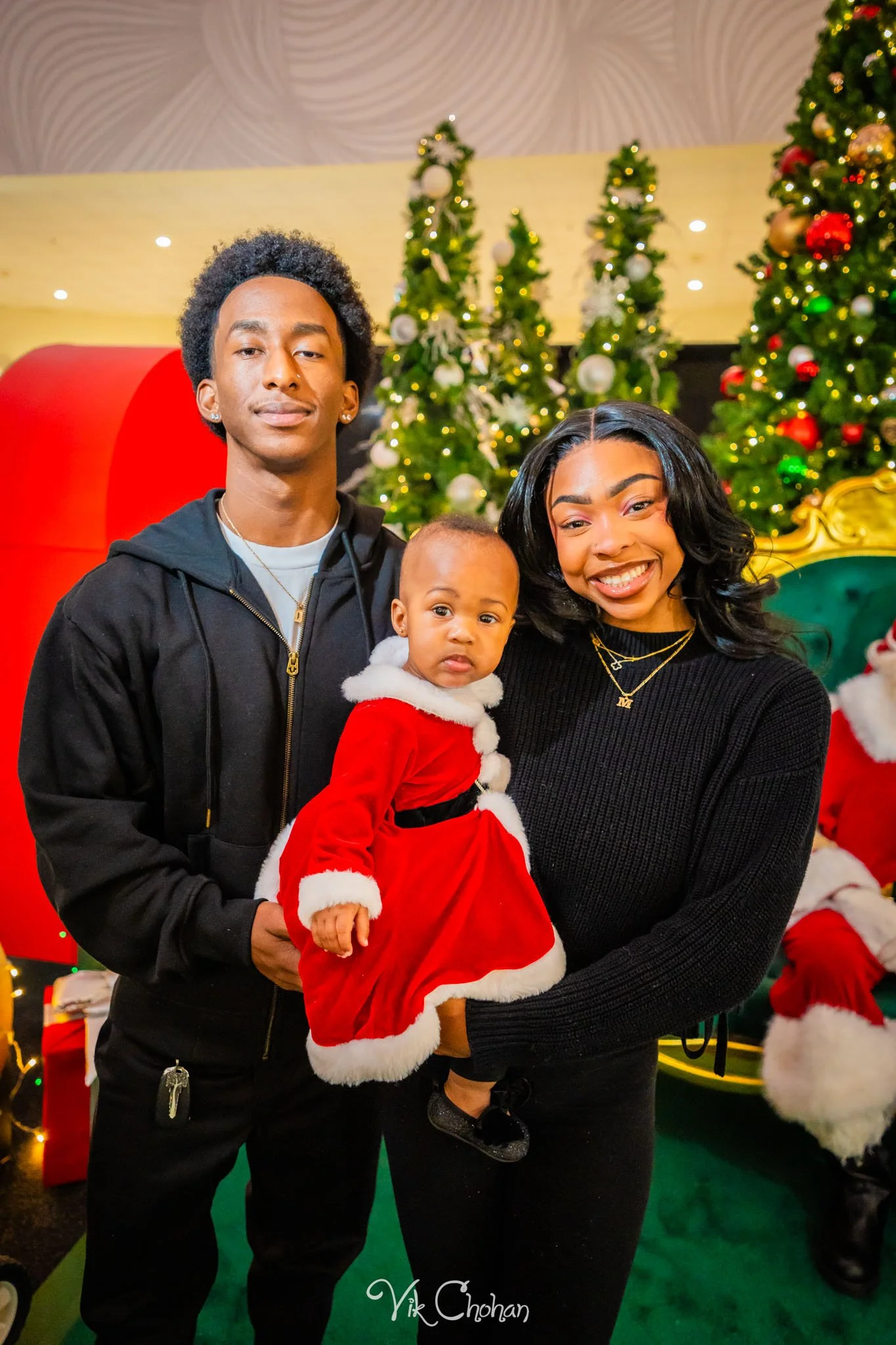 2025-12-10-INTRODeuce-Concierge-Christmas-at-LV-South-Premium-Outlets-2-Vik-Chohan-Photography-Social-Media-VCP-103.jpg