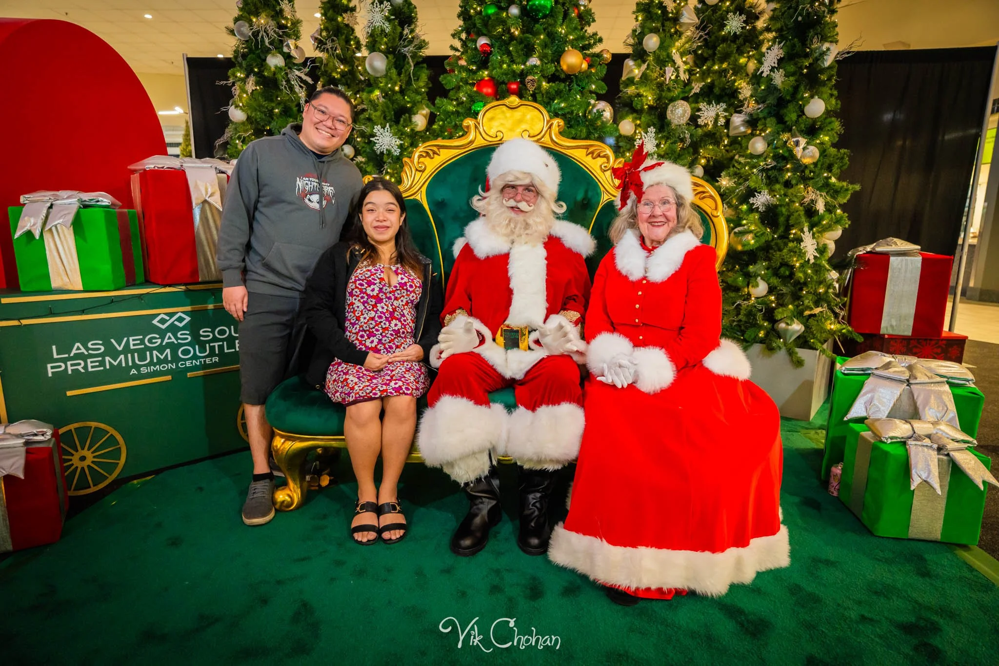 2025-12-10-INTRODeuce-Concierge-Christmas-at-LV-South-Premium-Outlets-2-Vik-Chohan-Photography-Social-Media-VCP-104.jpg