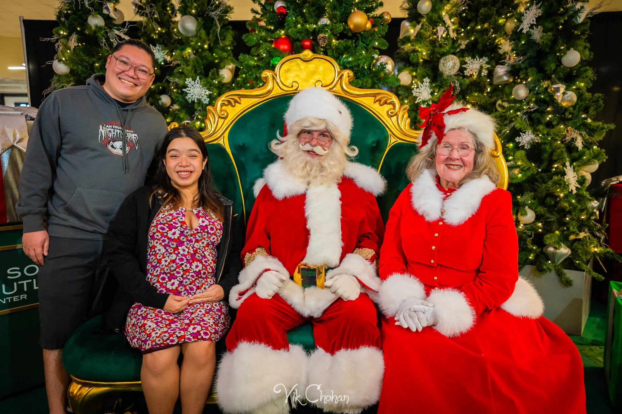 2025-12-10-INTRODeuce-Concierge-Christmas-at-LV-South-Premium-Outlets-2-Vik-Chohan-Photography-Social-Media-VCP-105.jpg