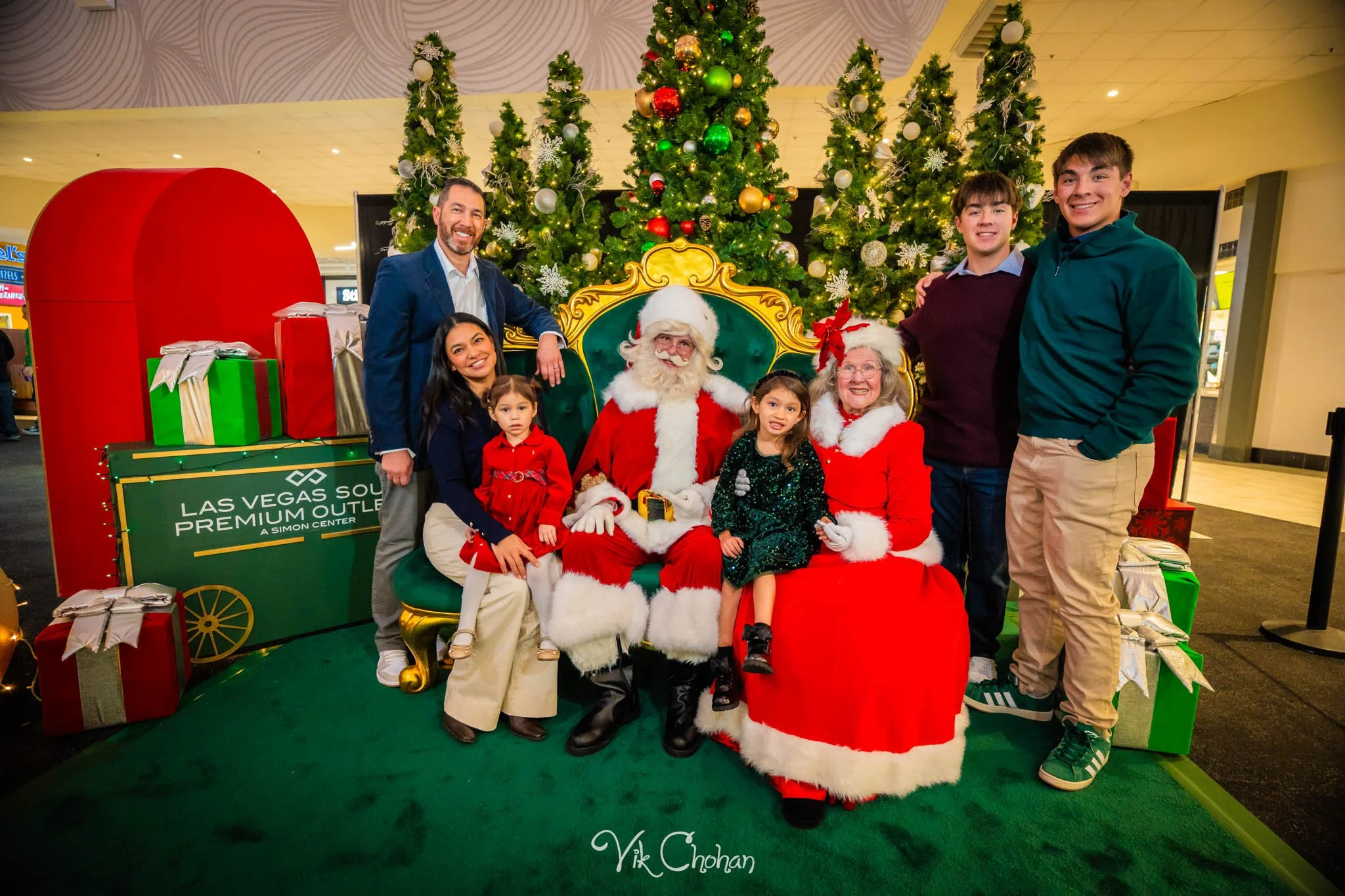 2025-12-10-INTRODeuce-Concierge-Christmas-at-LV-South-Premium-Outlets-2-Vik-Chohan-Photography-Social-Media-VCP-106.jpg