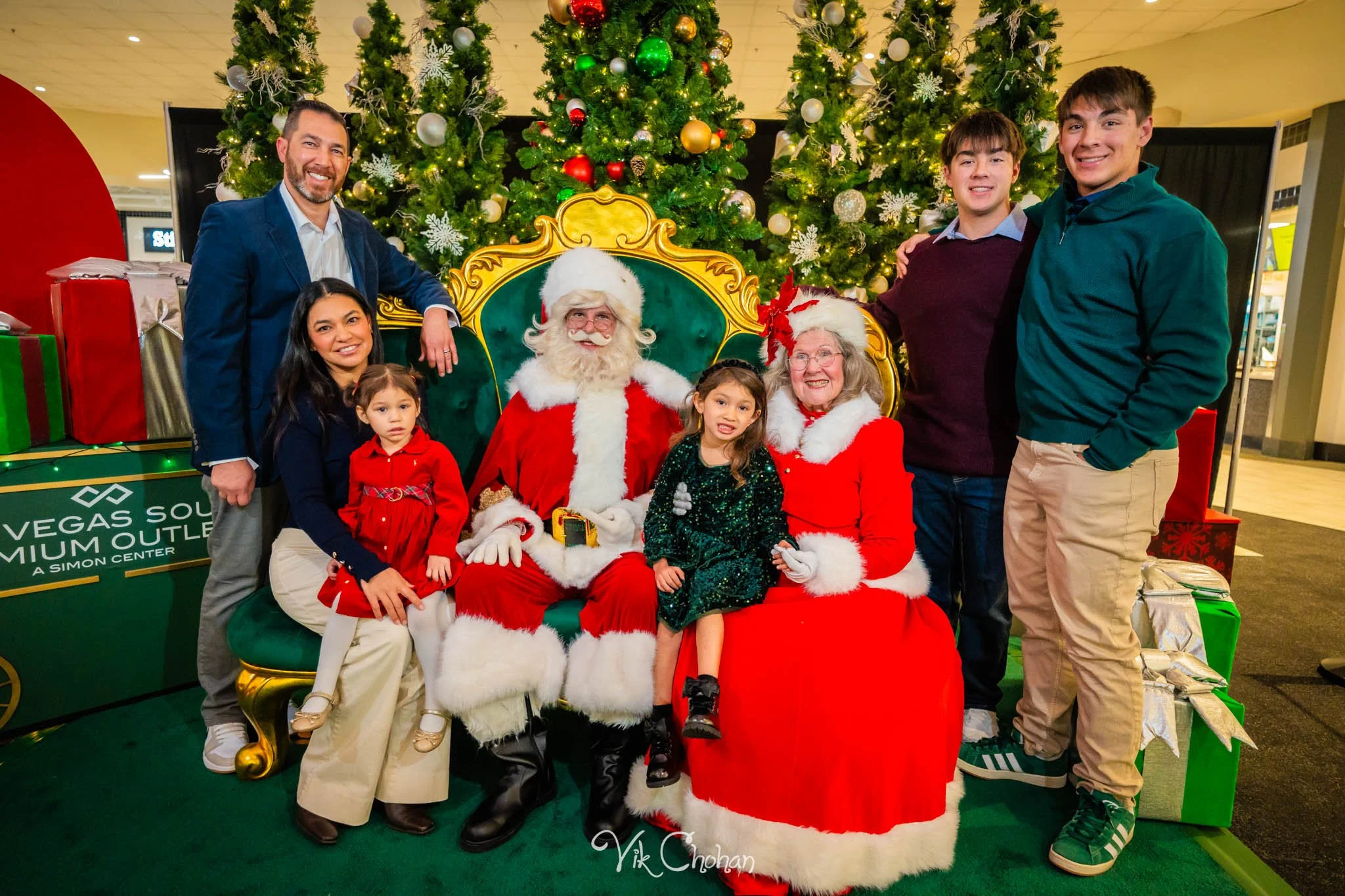 2025-12-10-INTRODeuce-Concierge-Christmas-at-LV-South-Premium-Outlets-2-Vik-Chohan-Photography-Social-Media-VCP-107.jpg