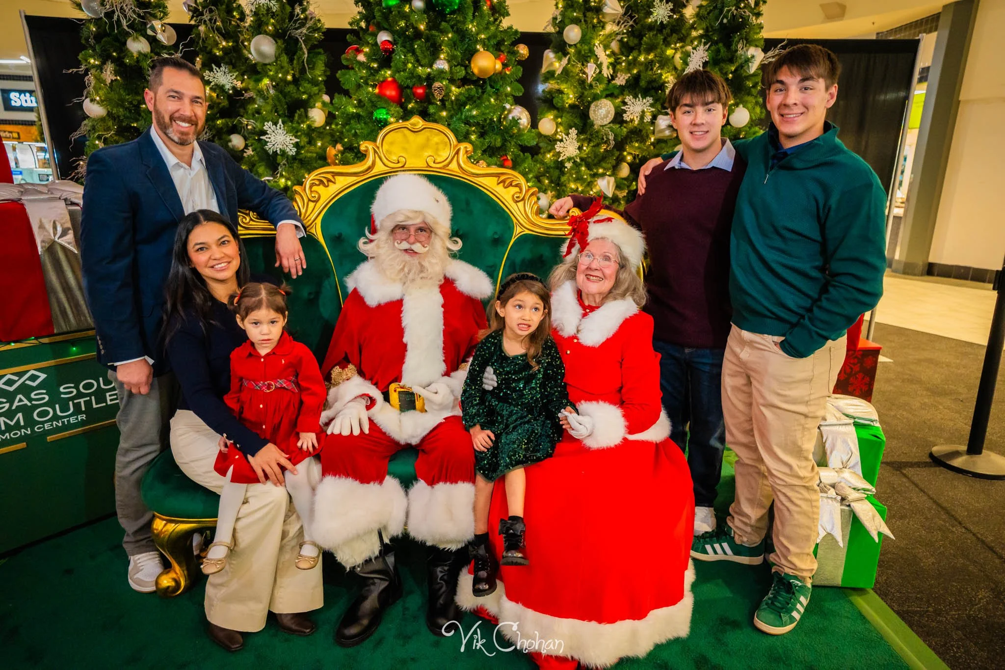 2025-12-10-INTRODeuce-Concierge-Christmas-at-LV-South-Premium-Outlets-2-Vik-Chohan-Photography-Social-Media-VCP-108.jpg