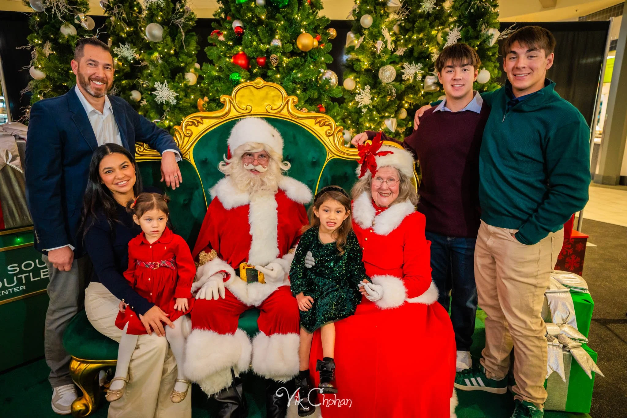 2025-12-10-INTRODeuce-Concierge-Christmas-at-LV-South-Premium-Outlets-2-Vik-Chohan-Photography-Social-Media-VCP-109.jpg