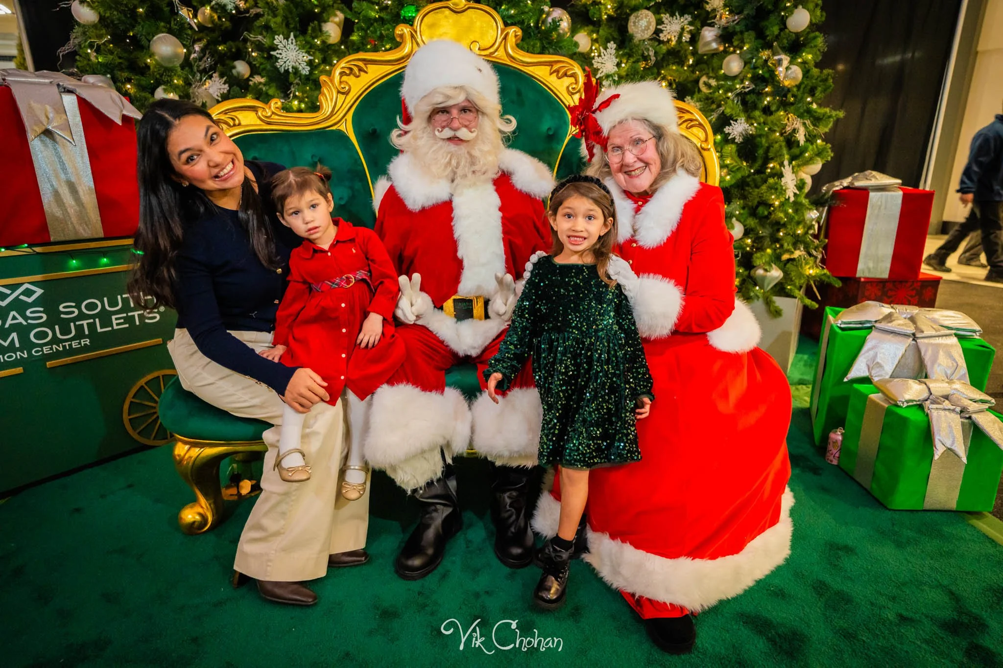 2025-12-10-INTRODeuce-Concierge-Christmas-at-LV-South-Premium-Outlets-2-Vik-Chohan-Photography-Social-Media-VCP-110.jpg