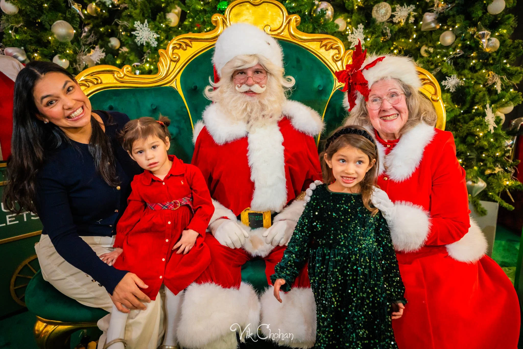 2025-12-10-INTRODeuce-Concierge-Christmas-at-LV-South-Premium-Outlets-2-Vik-Chohan-Photography-Social-Media-VCP-111.jpg