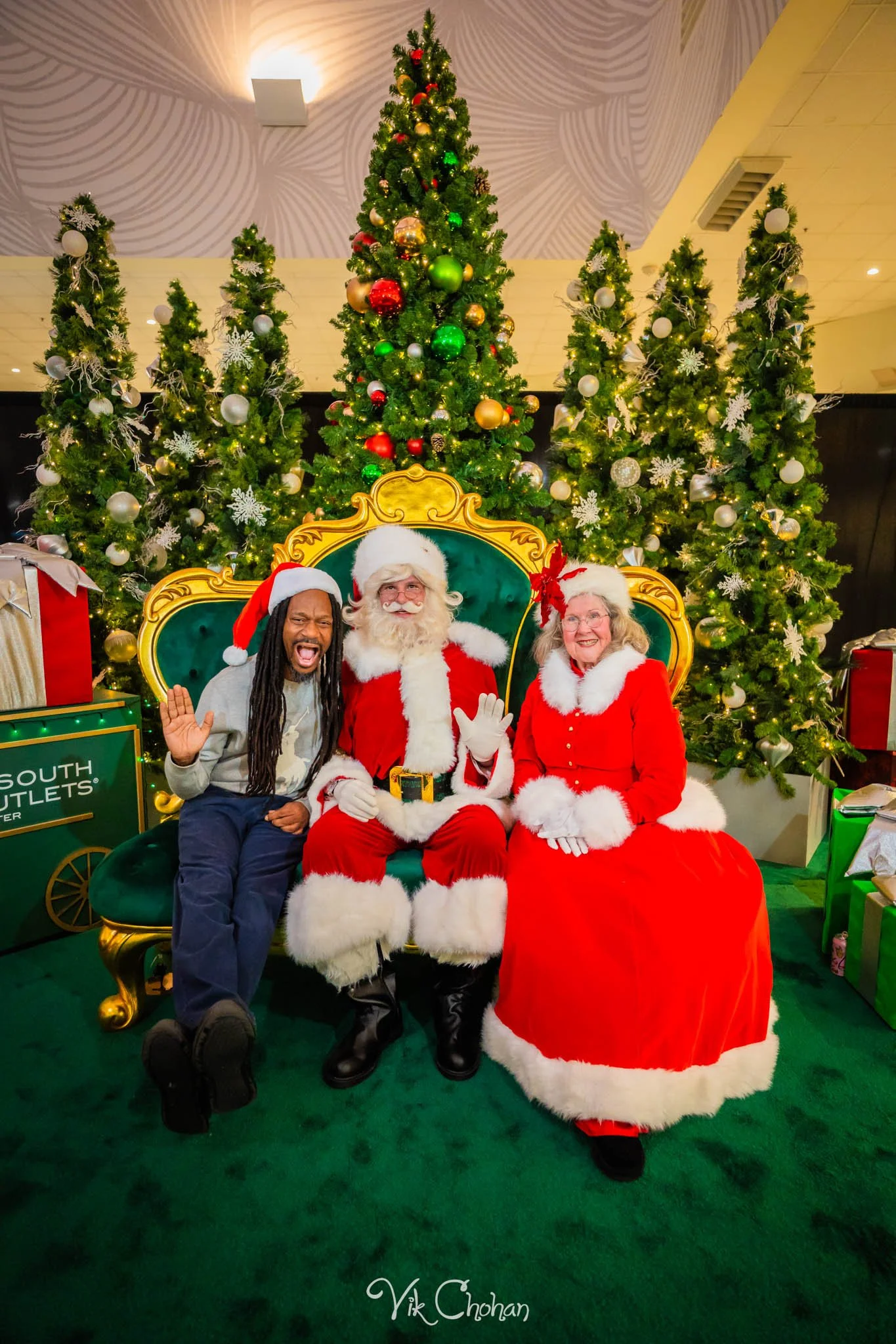 2025-12-10-INTRODeuce-Concierge-Christmas-at-LV-South-Premium-Outlets-2-Vik-Chohan-Photography-Social-Media-VCP-112.jpg